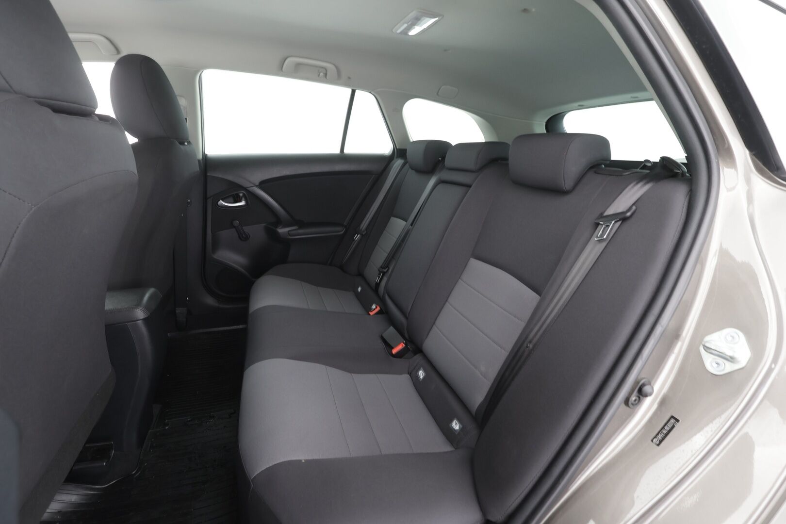 Toyota Avensis 2016 1,6 Valvematic Life Edition Touring Sports - | Vakkari | Bluetooth | Ilmastointi | 1.Om Suomi-auto | Kahdet renkaat aluvanteilla | Merkkihuollettu | HUIPPUSIISTI |