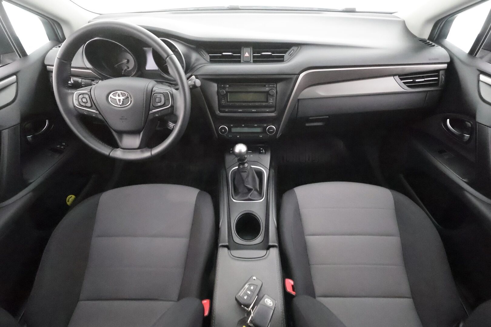Toyota Avensis 2016 1,6 Valvematic Life Edition Touring Sports - | Vakkari | Bluetooth | Ilmastointi | 1.Om Suomi-auto | Kahdet renkaat aluvanteilla | Merkkihuollettu | HUIPPUSIISTI |