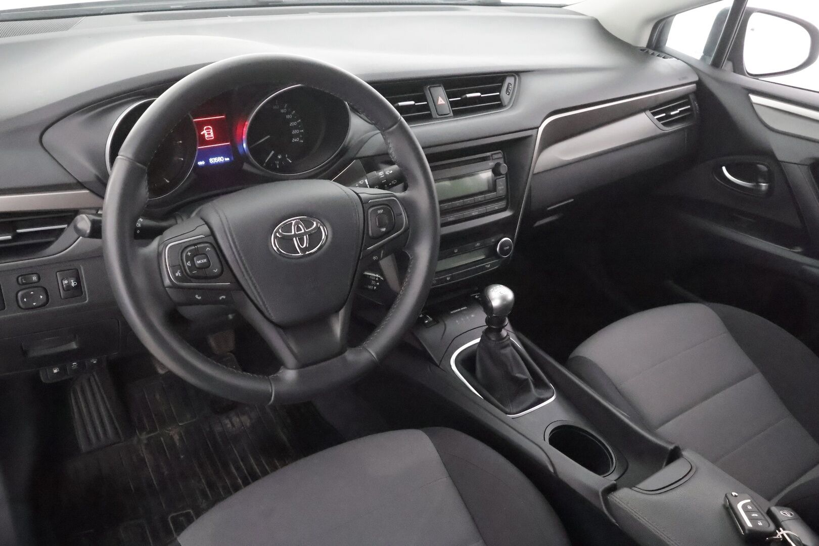 Toyota Avensis 2016 1,6 Valvematic Life Edition Touring Sports - | Vakkari | Bluetooth | Ilmastointi | 1.Om Suomi-auto | Kahdet renkaat aluvanteilla | Merkkihuollettu | HUIPPUSIISTI |