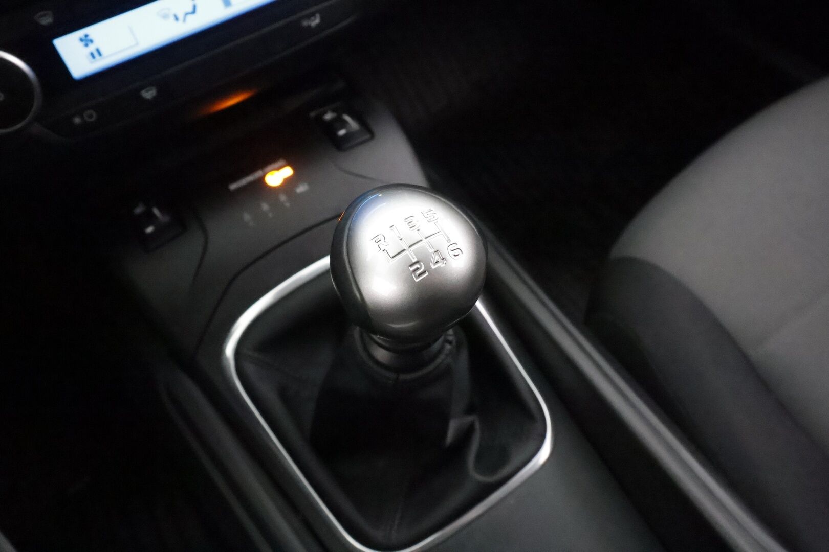 Toyota Avensis 2016 1,6 Valvematic Life Edition Touring Sports - | Vakkari | Bluetooth | Ilmastointi | 1.Om Suomi-auto | Kahdet renkaat aluvanteilla | Merkkihuollettu | HUIPPUSIISTI |