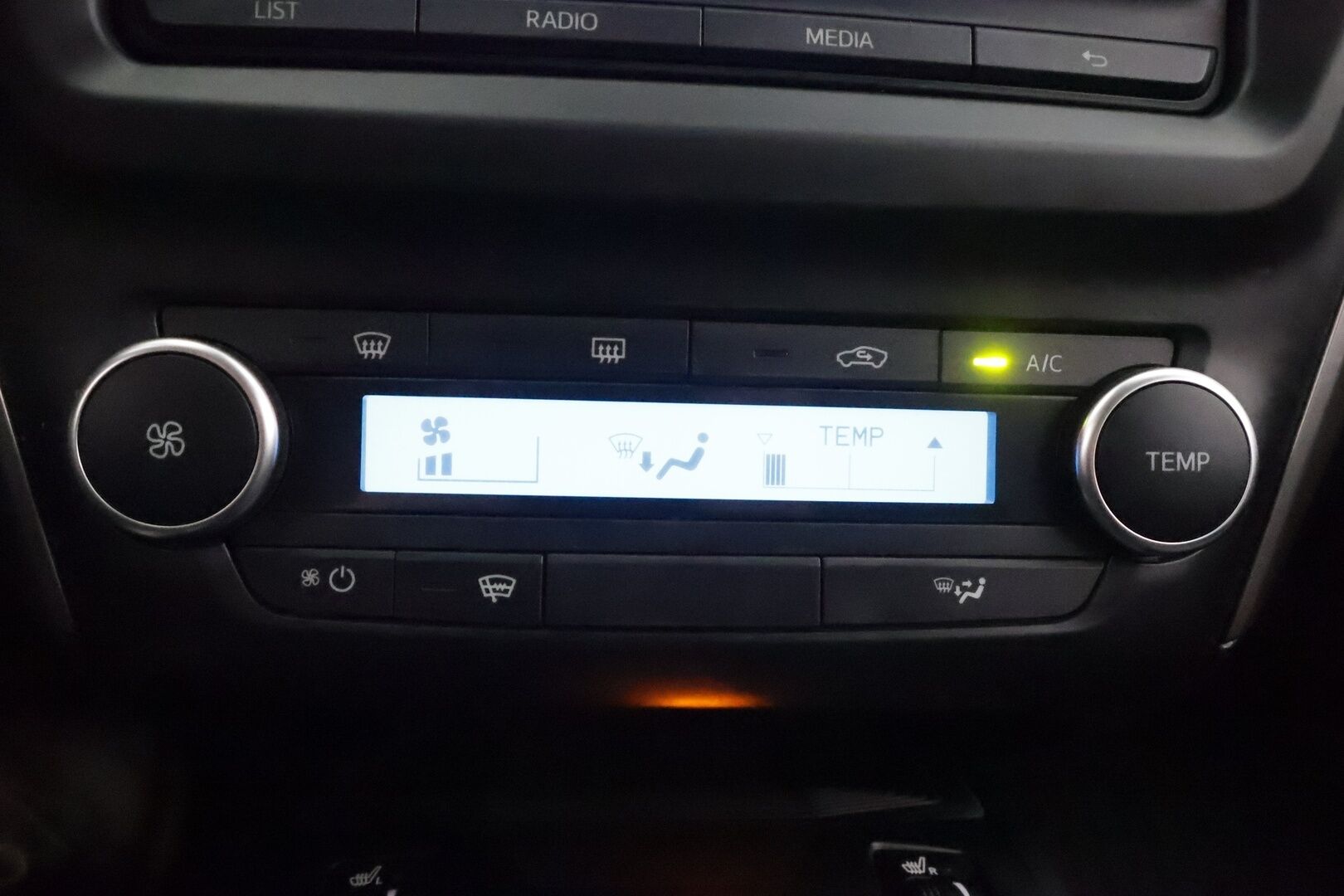 Toyota Avensis 2016 1,6 Valvematic Life Edition Touring Sports - | Vakkari | Bluetooth | Ilmastointi | 1.Om Suomi-auto | Kahdet renkaat aluvanteilla | Merkkihuollettu | HUIPPUSIISTI |