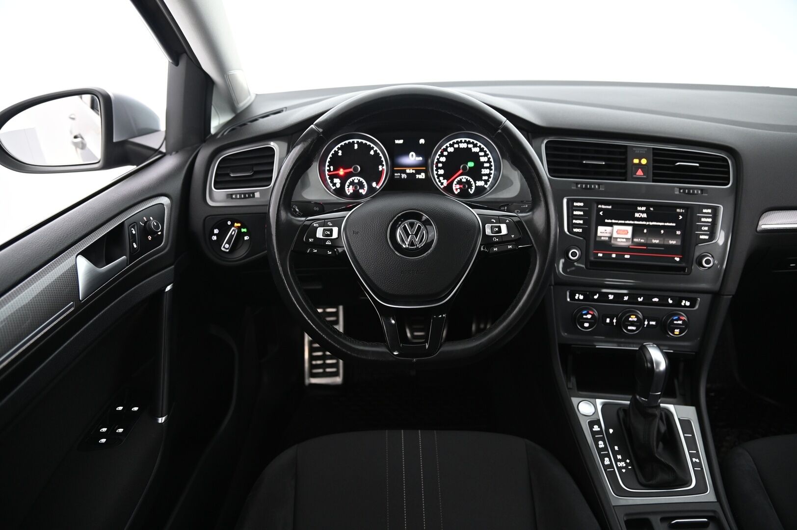 Volkswagen Golf 2016 Variant Alltrack 2,0 TDI 135 kW DSG * Webasto / Vakkari / App Connect / Pienet kilsat* Bi-xenon* - 2.om / Suomi-Auto / 2x renkaat vanteilla 