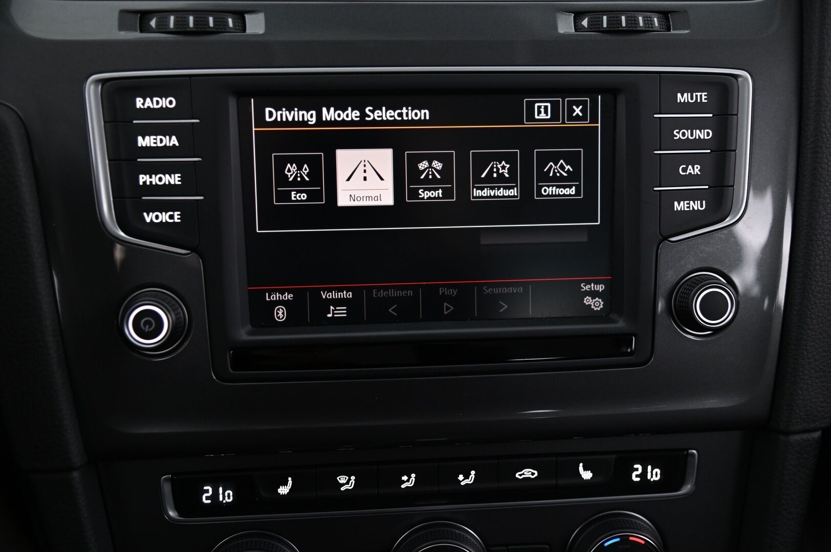 Volkswagen Golf 2016 Variant Alltrack 2,0 TDI 135 kW DSG * Webasto / Vakkari / App Connect / Pienet kilsat* Bi-xenon* - 2.om / Suomi-Auto / 2x renkaat vanteilla 