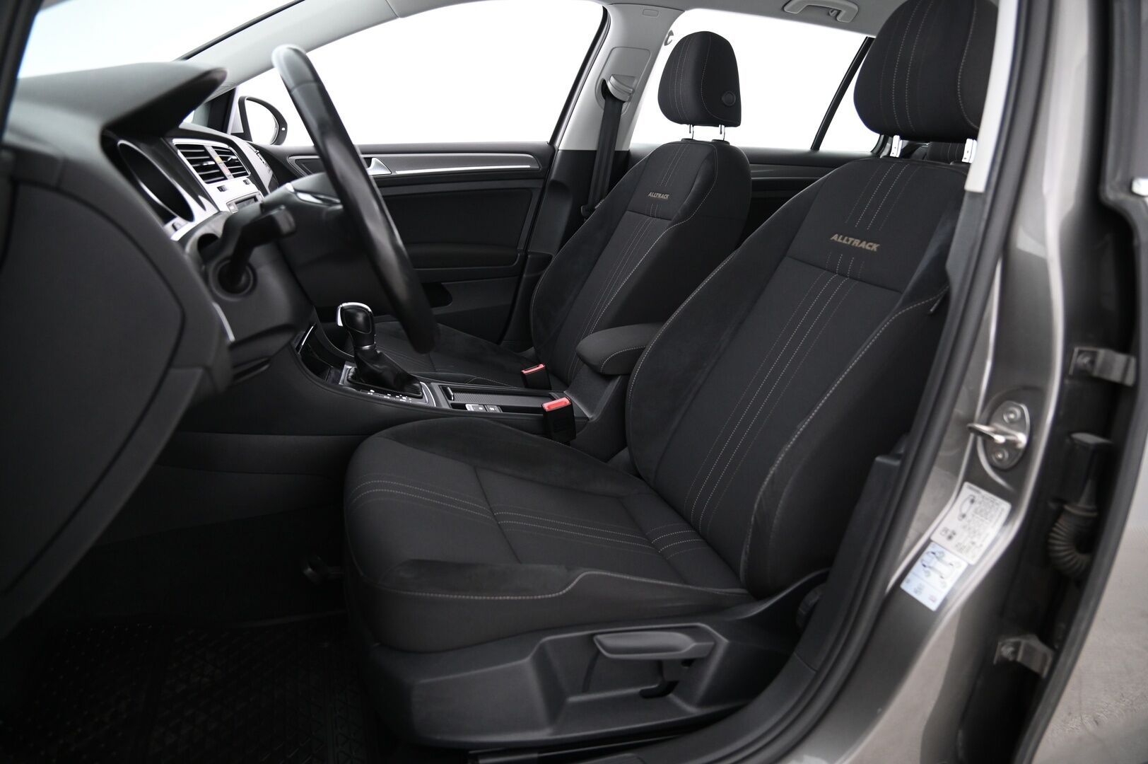 Volkswagen Golf 2016 Variant Alltrack 2,0 TDI 135 kW DSG * Webasto / Vakkari / App Connect / Pienet kilsat* Bi-xenon* - 2.om / Suomi-Auto / 2x renkaat vanteilla 