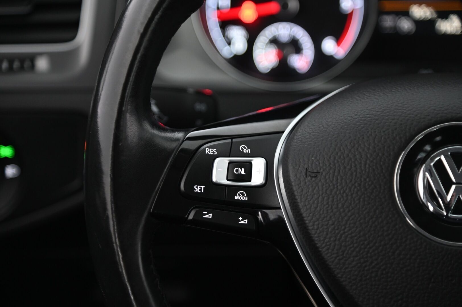 Volkswagen Golf 2016 Variant Alltrack 2,0 TDI 135 kW DSG * Webasto / Vakkari / App Connect / Pienet kilsat* Bi-xenon* - 2.om / Suomi-Auto / 2x renkaat vanteilla 