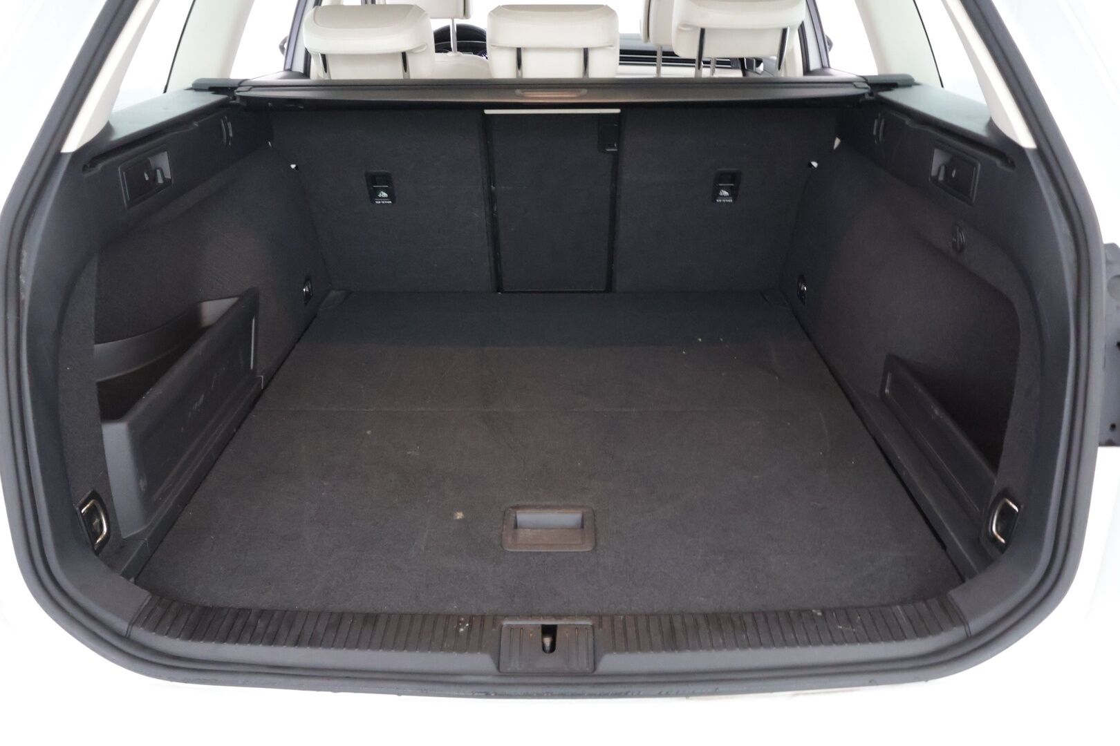 Volkswagen Passat 2016 Variant Highline 1,6 TDI 88 kW (120 hv) DSG-automaatti * Webasto / BLIS / Panorama / Tutkat * - * Suomi-auto / Kahdet renkaat / Hyvä varustelu *