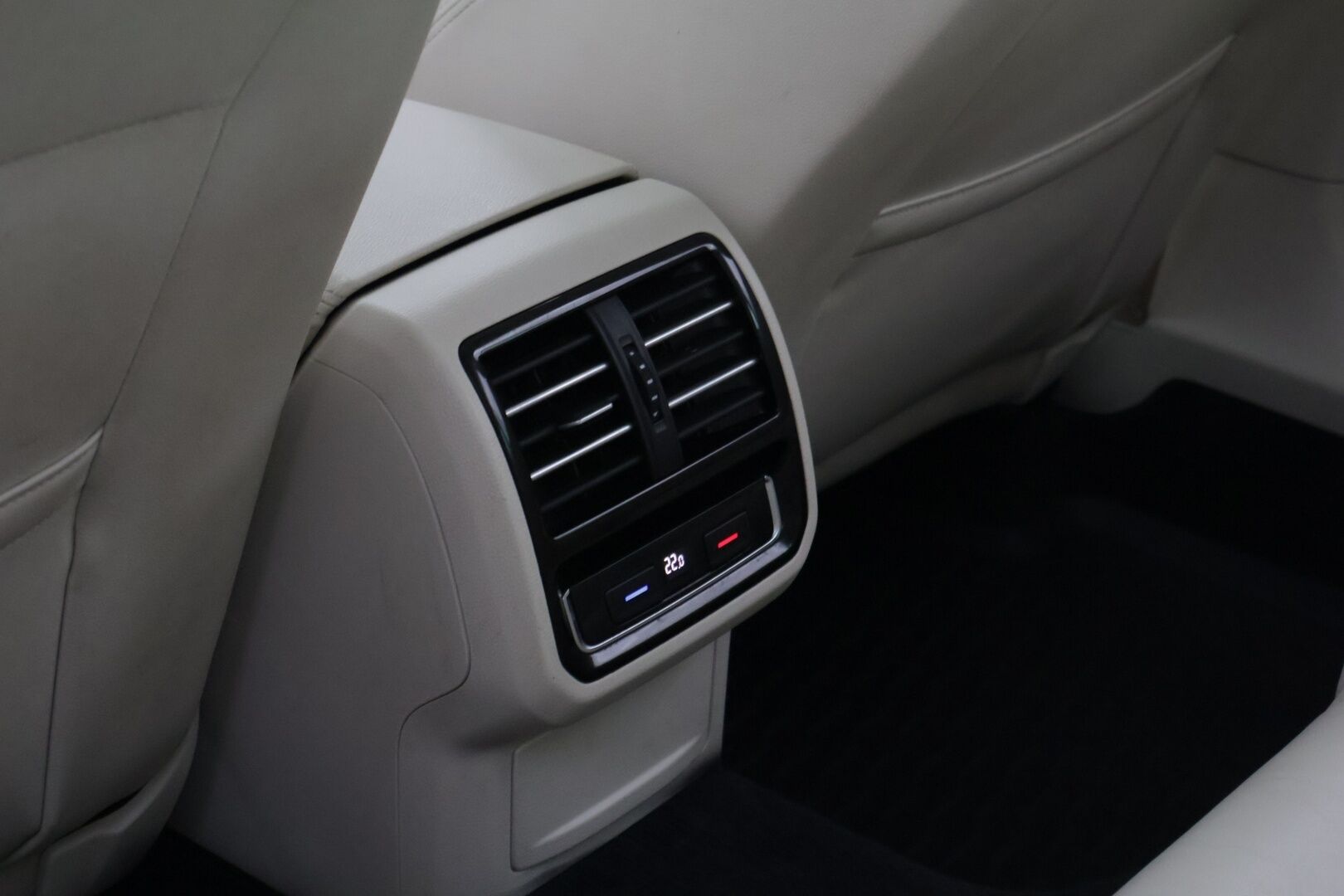 Volkswagen Passat 2016 Variant Highline 1,6 TDI 88 kW (120 hv) DSG-automaatti * Webasto / BLIS / Panorama / Tutkat * - * Suomi-auto / Kahdet renkaat / Hyvä varustelu *
