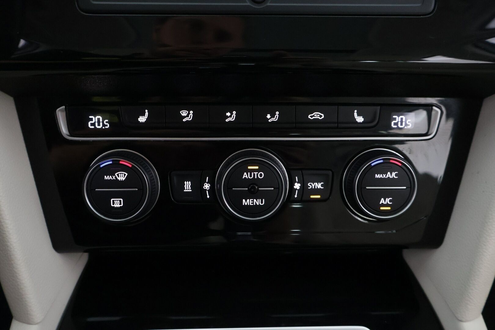 Volkswagen Passat 2016 Variant Highline 1,6 TDI 88 kW (120 hv) DSG-automaatti * Webasto / BLIS / Panorama / Tutkat * - * Suomi-auto / Kahdet renkaat / Hyvä varustelu *