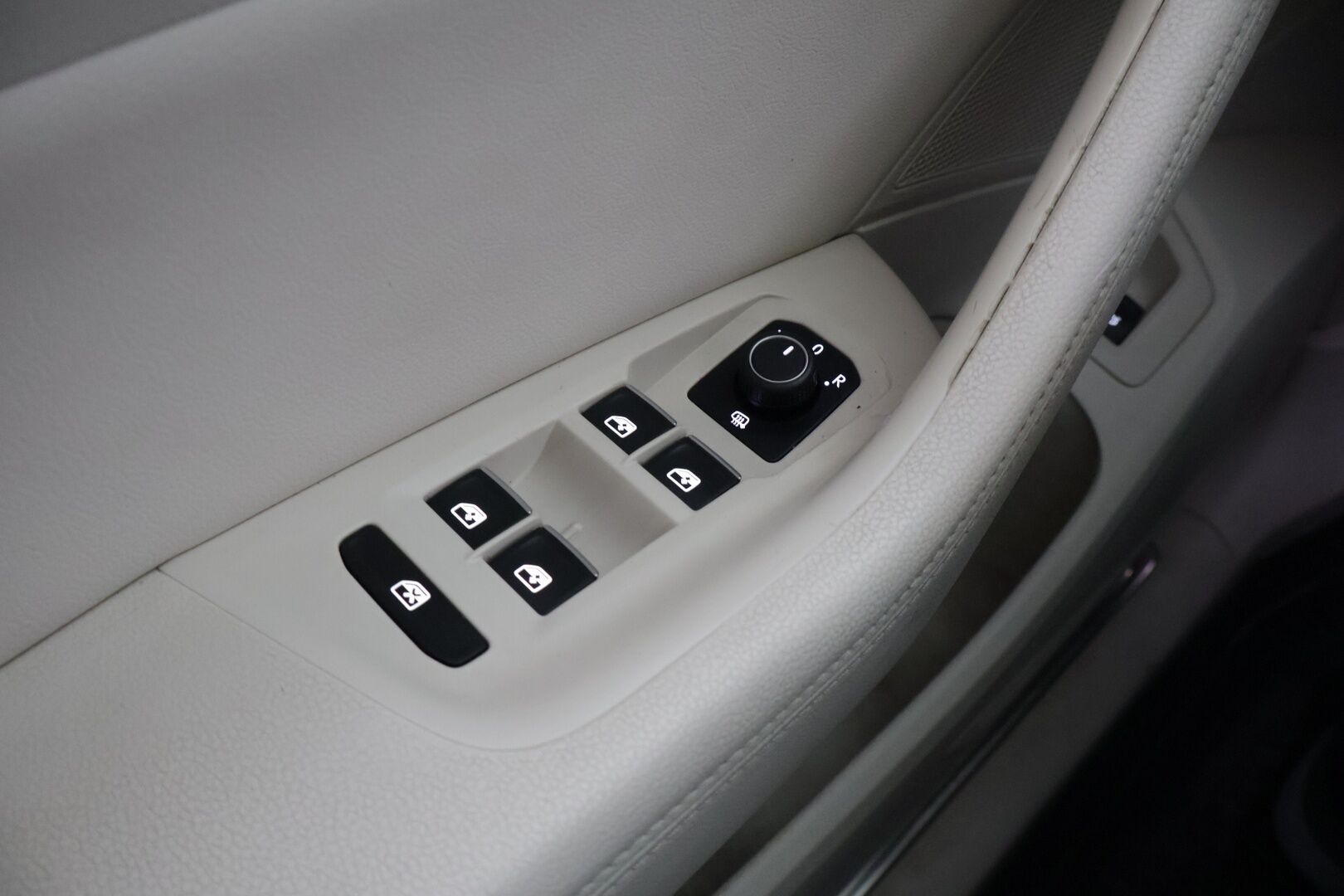 Volkswagen Passat 2016 Variant Highline 1,6 TDI 88 kW (120 hv) DSG-automaatti * Webasto / BLIS / Panorama / Tutkat * - * Suomi-auto / Kahdet renkaat / Hyvä varustelu *
