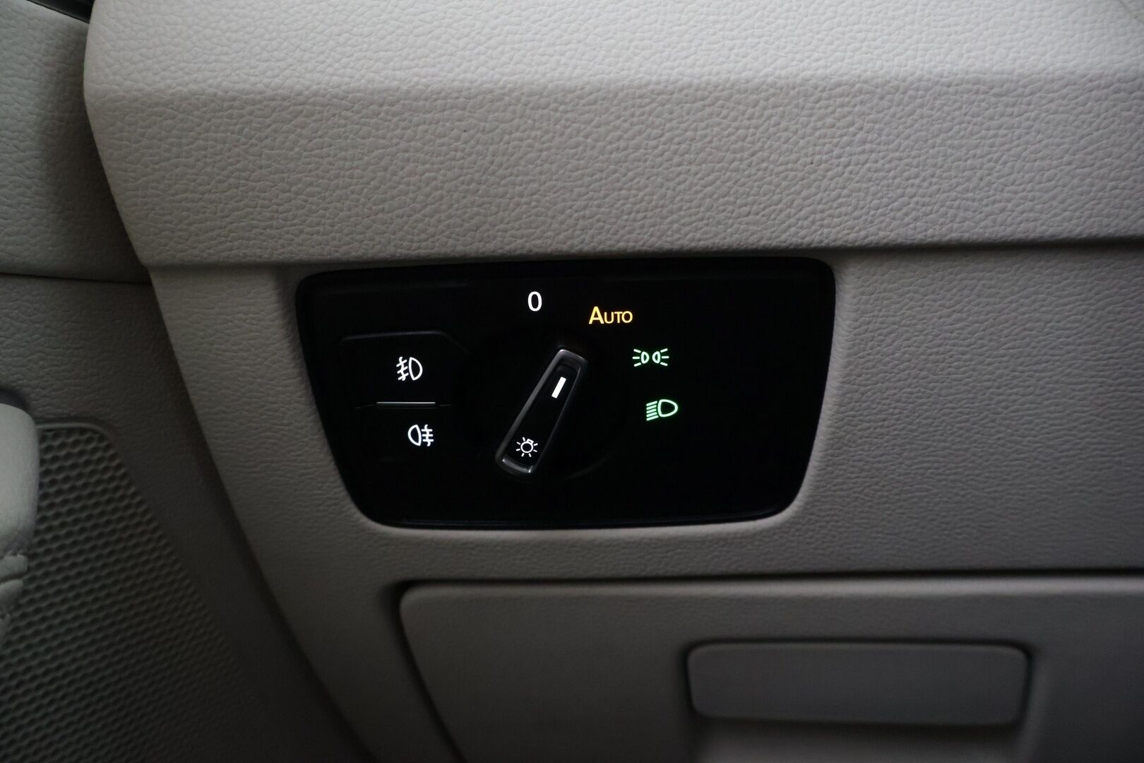 Volkswagen Passat 2016 Variant Highline 1,6 TDI 88 kW (120 hv) DSG-automaatti * Webasto / BLIS / Panorama / Tutkat * - * Suomi-auto / Kahdet renkaat / Hyvä varustelu *