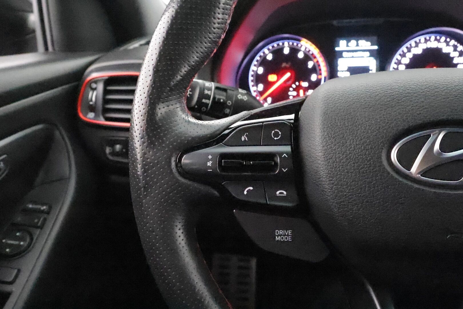 Hyundai Fastback N 2019 2,0 T-GDI 275 hv 6MT Performance Pack - Sporttipenkki Muistilla / P. Kamera / LED-valot / Apple&Android / Sisätilanlämmitin / Navi / Kaistavahti / KeylessGO / 2x Renkaat 