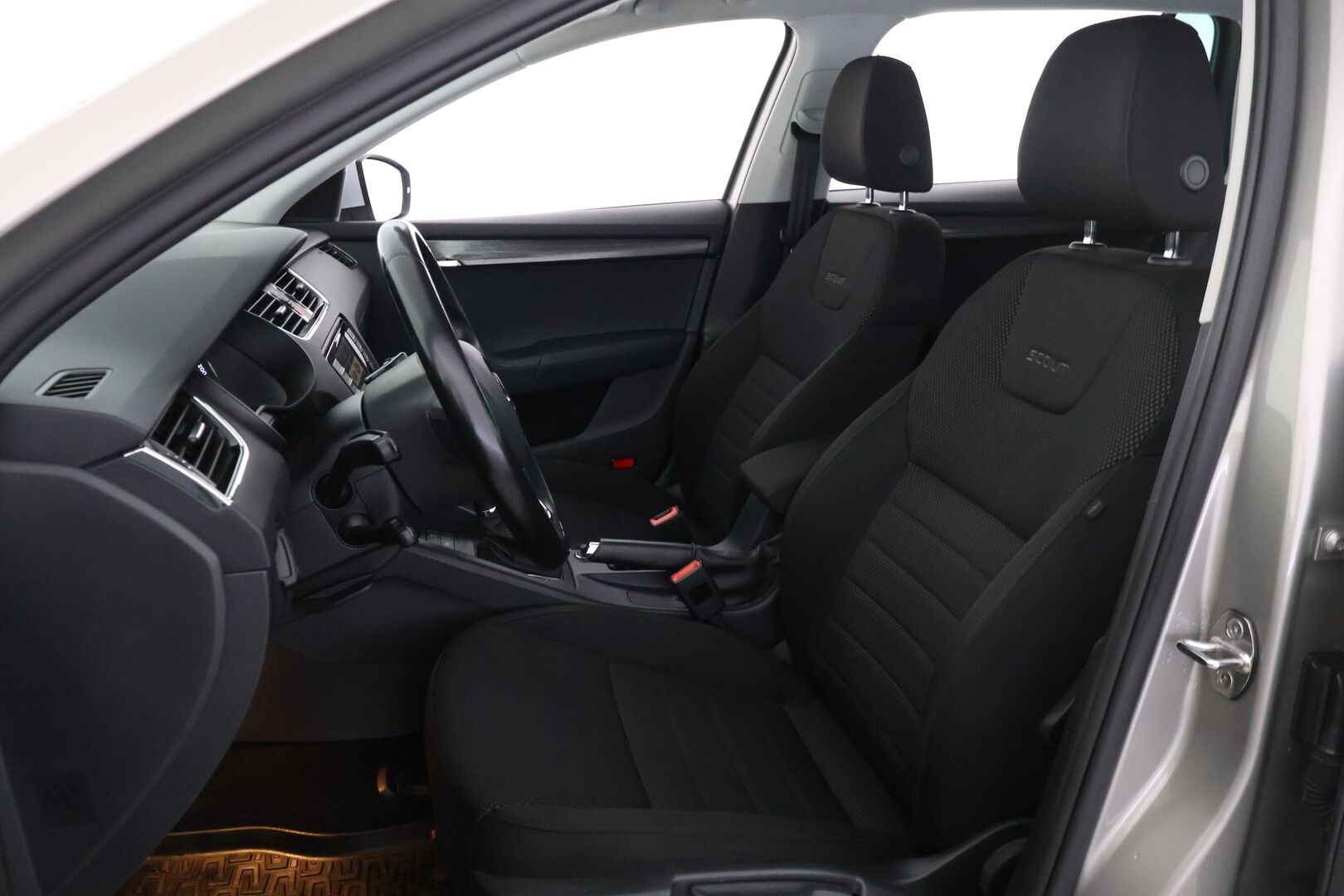 Skoda Octavia 2016 Combi 2,0 TDI 184 4x4 Scout DSG Autom. *Webasto / ACC / P. kamera / Vetokoukku / Läm. tuulilasi / Sähköinen takaluukku* - *Suomi-auto / 2x Renkaat & Vanteet / kattava huoltohistoria / Ei Adblueta!*