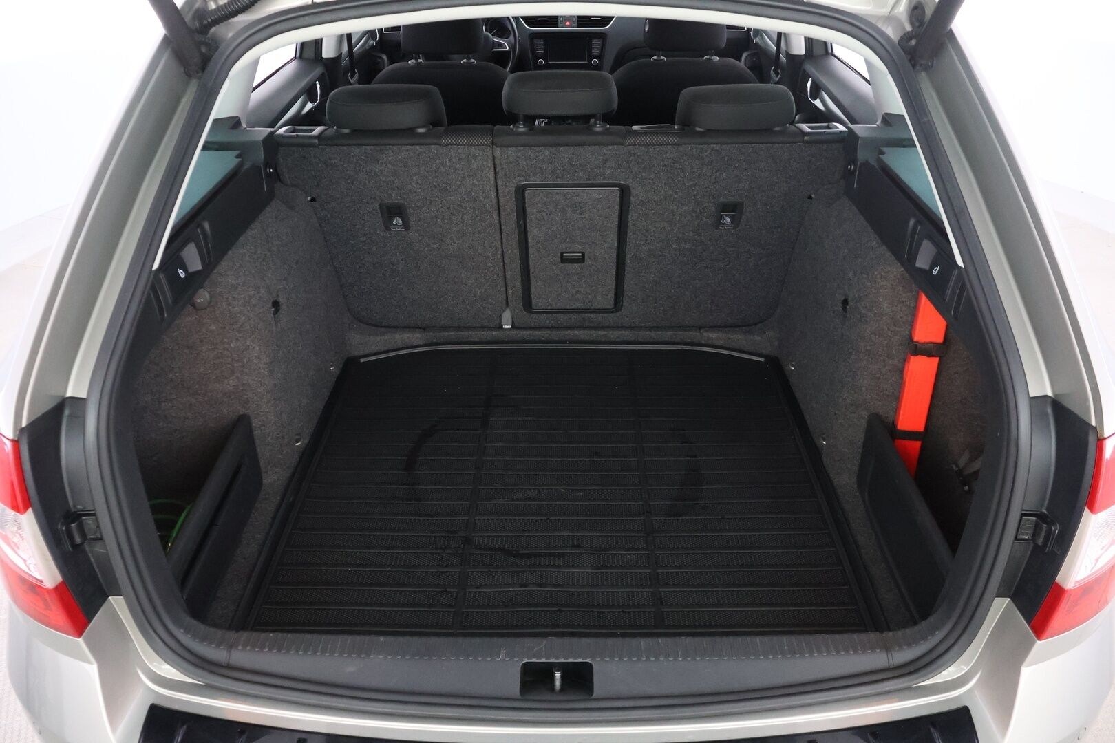Skoda Octavia 2016 Combi 2,0 TDI 184 4x4 Scout DSG Autom. *Webasto / ACC / P. kamera / Vetokoukku / Läm. tuulilasi / Sähköinen takaluukku* - *Suomi-auto / 2x Renkaat & Vanteet / kattava huoltohistoria / Ei Adblueta!*