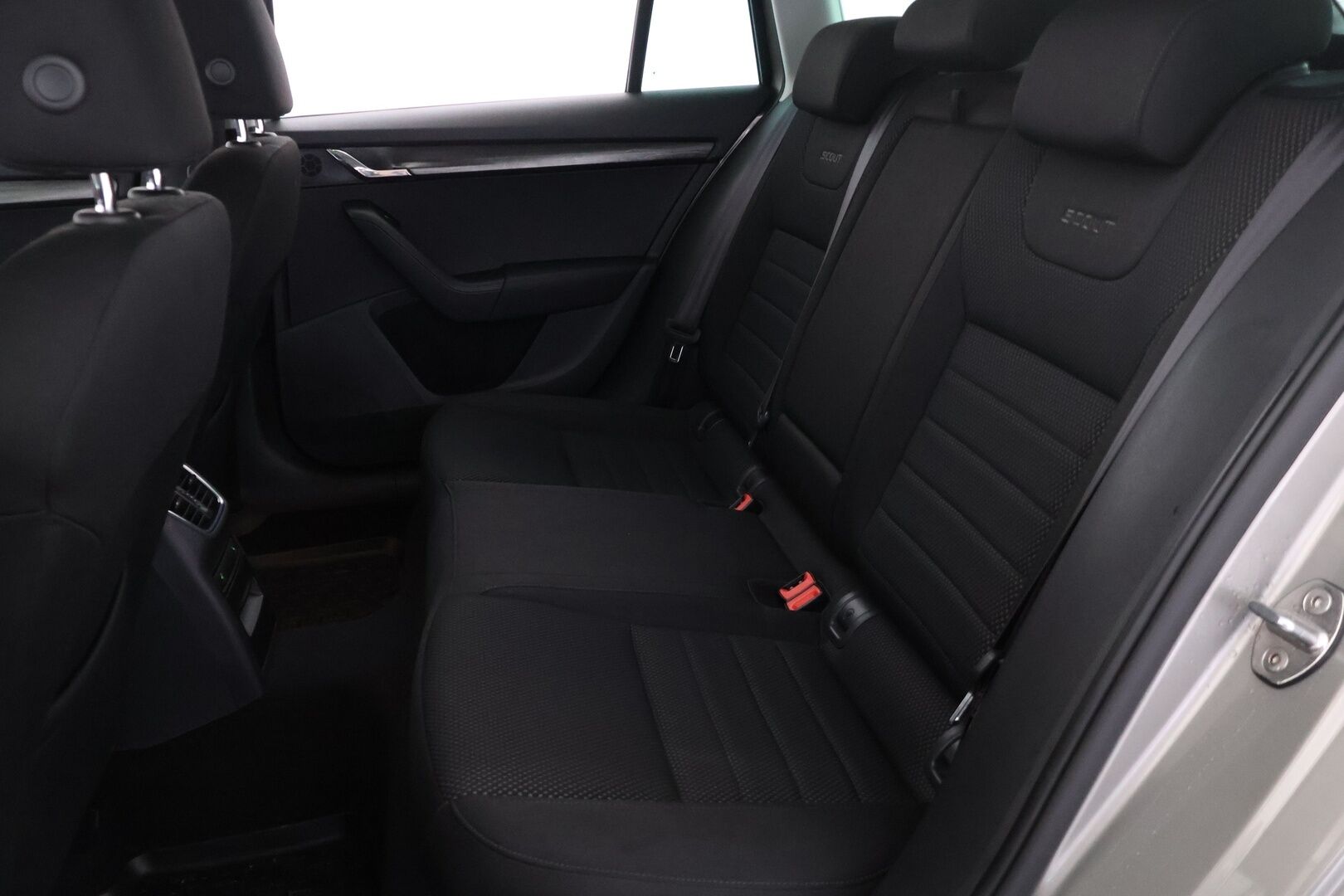 Skoda Octavia 2016 Combi 2,0 TDI 184 4x4 Scout DSG Autom. *Webasto / ACC / P. kamera / Vetokoukku / Läm. tuulilasi / Sähköinen takaluukku* - *Suomi-auto / 2x Renkaat & Vanteet / kattava huoltohistoria / Ei Adblueta!*
