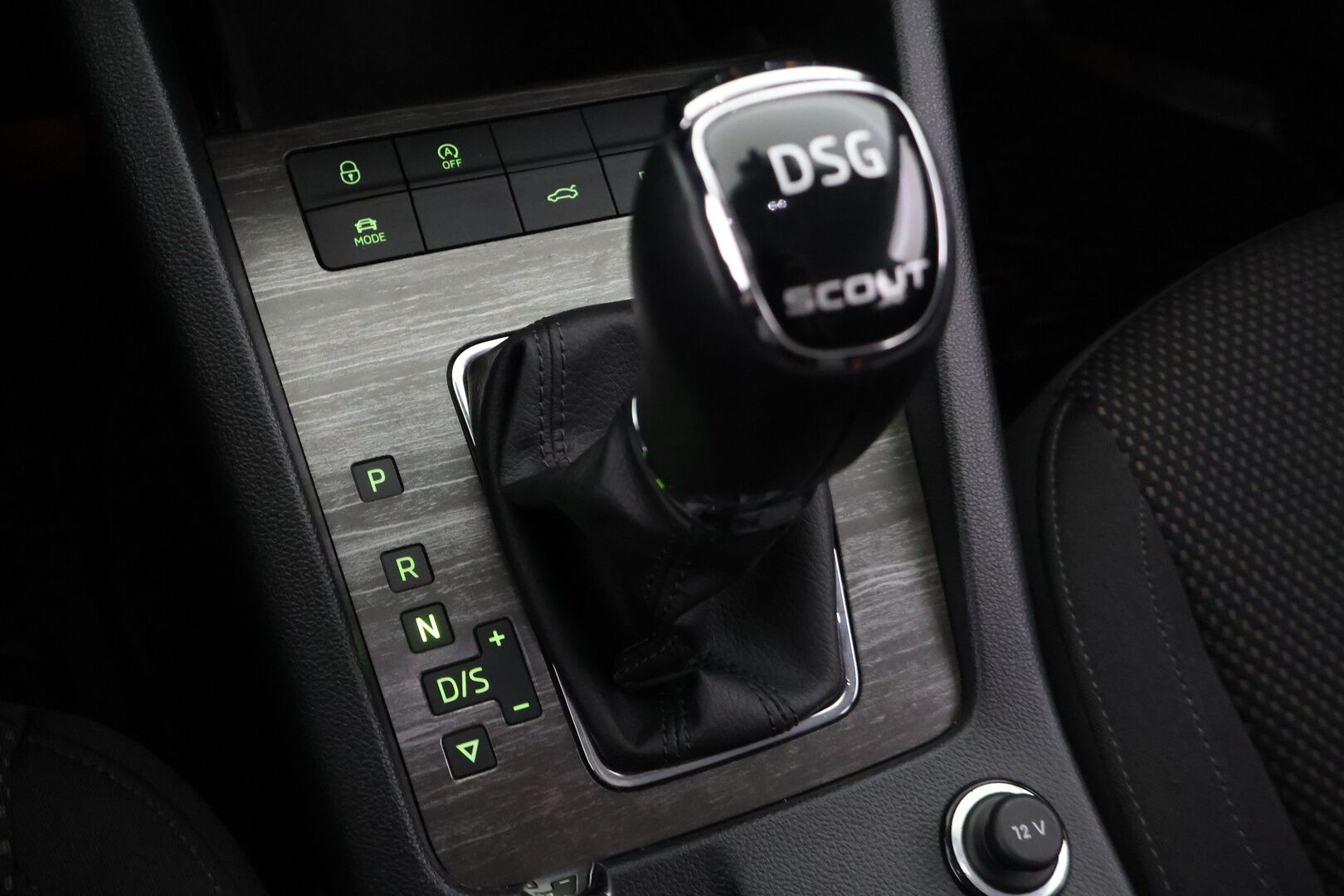 Skoda Octavia 2016 Combi 2,0 TDI 184 4x4 Scout DSG Autom. *Webasto / ACC / P. kamera / Vetokoukku / Läm. tuulilasi / Sähköinen takaluukku* - *Suomi-auto / 2x Renkaat & Vanteet / kattava huoltohistoria / Ei Adblueta!*