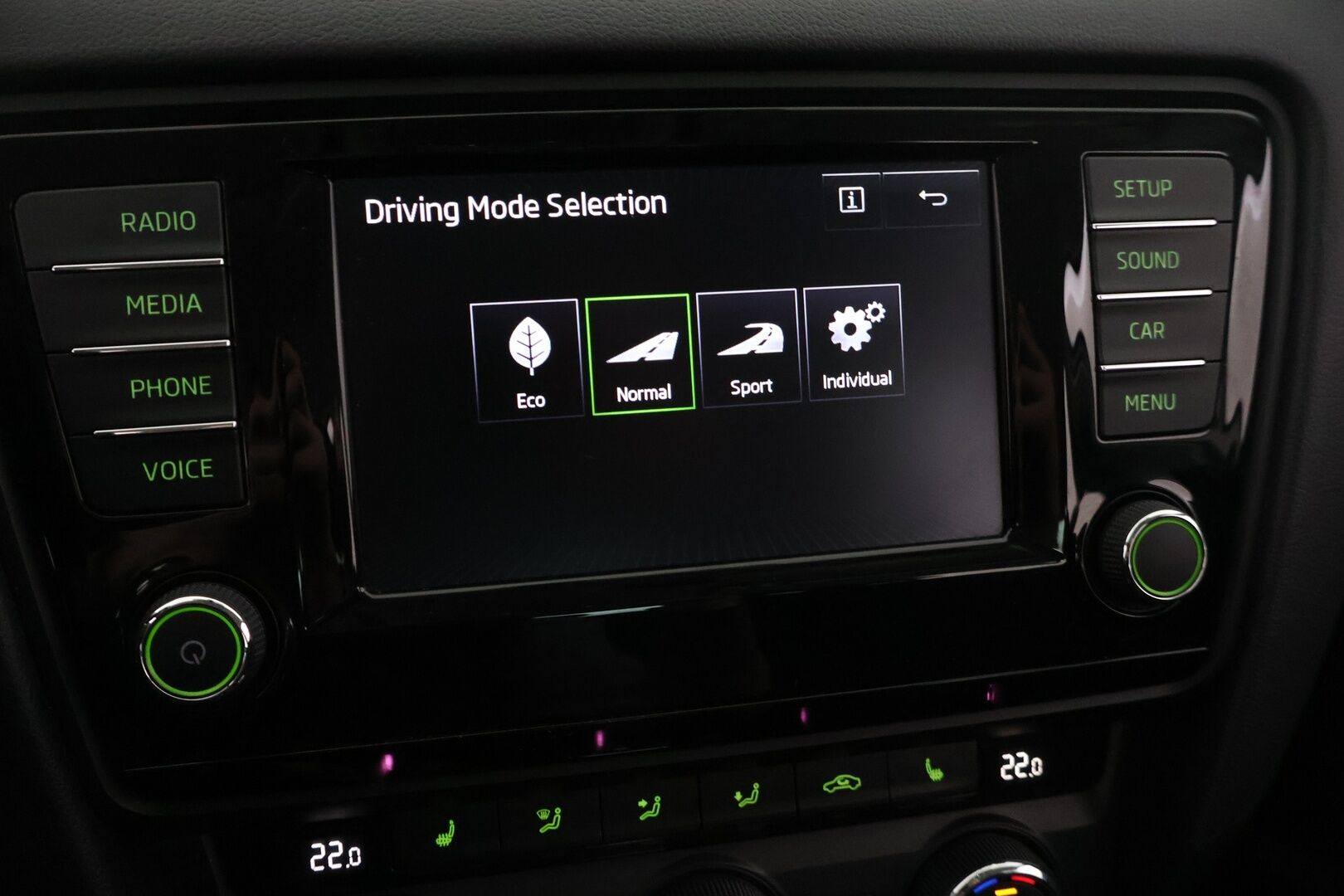 Skoda Octavia 2016 Combi 2,0 TDI 184 4x4 Scout DSG Autom. *Webasto / ACC / P. kamera / Vetokoukku / Läm. tuulilasi / Sähköinen takaluukku* - *Suomi-auto / 2x Renkaat & Vanteet / kattava huoltohistoria / Ei Adblueta!*
