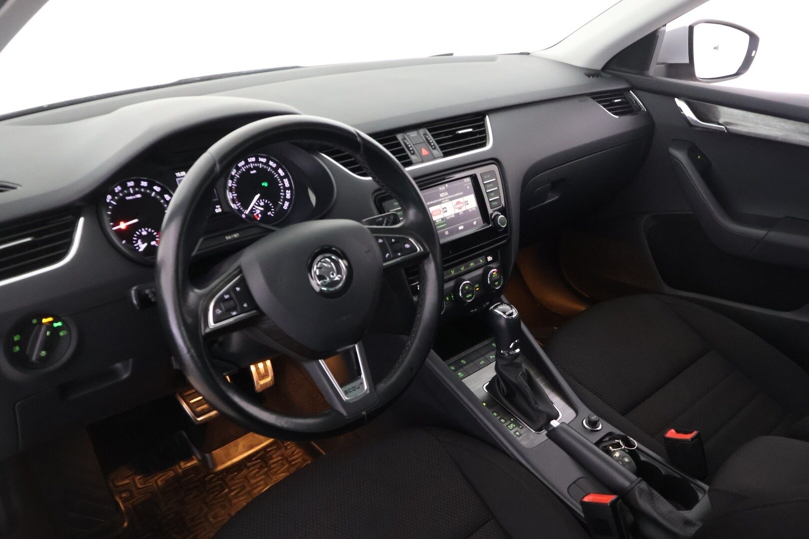 Skoda Octavia 2016 Combi 2,0 TDI 184 4x4 Scout DSG Autom. *Webasto / ACC / P. kamera / Vetokoukku / Läm. tuulilasi / Sähköinen takaluukku* - *Suomi-auto / 2x Renkaat & Vanteet / kattava huoltohistoria / Ei Adblueta!*