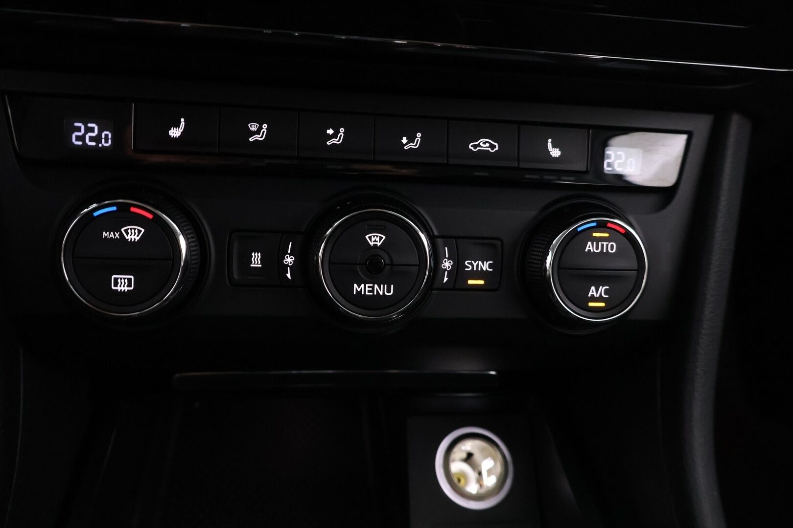 Skoda Superb 2016 Combi 1,4 TSI ACT 4x4 Ambition */ 2.om Suomi-auto / Webasto / Läm. tuulilasi / Koukku / Navi / 2x renkaat /* - Juuri saapunut / 2x renkaat