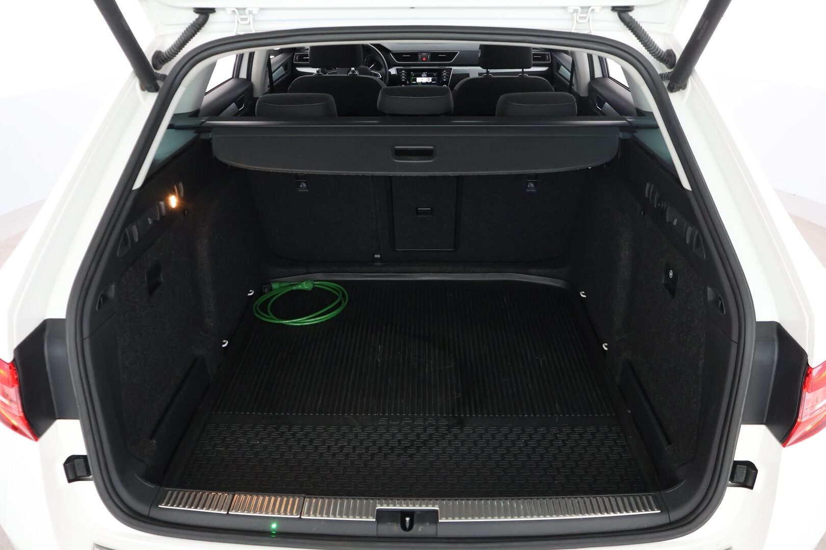 Skoda Superb 2016 Combi 1,4 TSI ACT 4x4 Ambition */ 2.om Suomi-auto / Webasto / Läm. tuulilasi / Koukku / Navi / 2x renkaat /* - Juuri saapunut / 2x renkaat