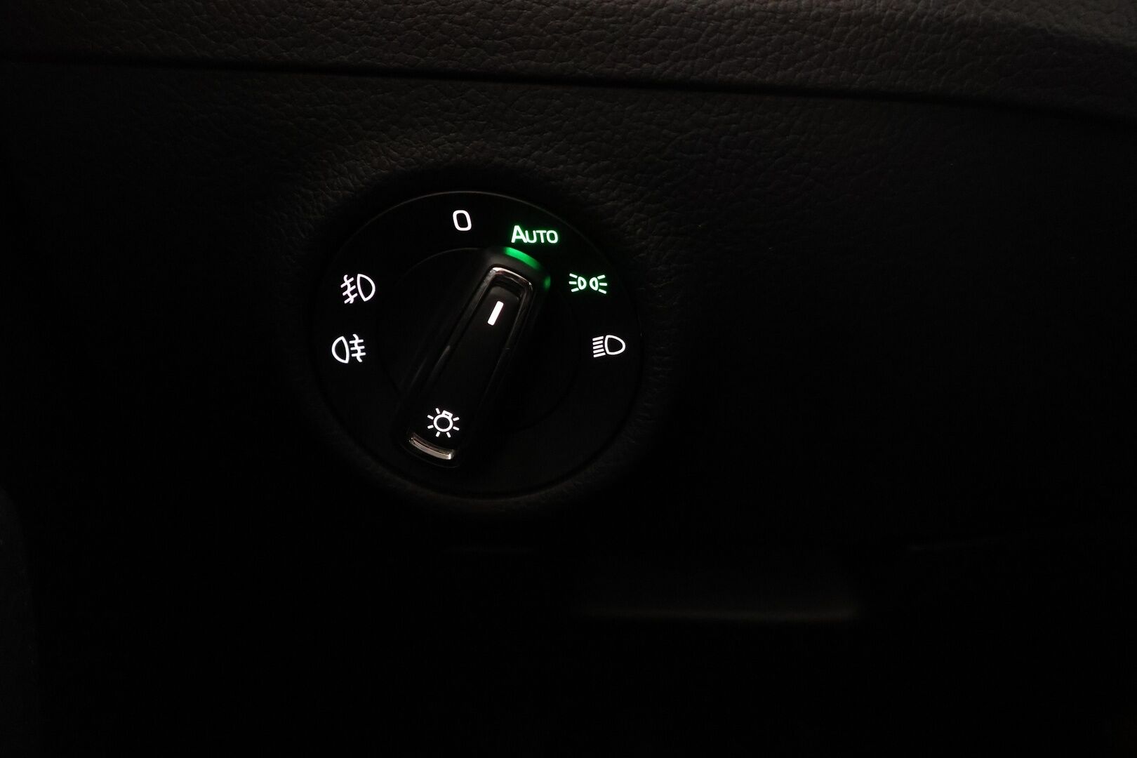 Skoda Superb 2016 Combi 1,4 TSI ACT 4x4 Ambition */ 2.om Suomi-auto / Webasto / Läm. tuulilasi / Koukku / Navi / 2x renkaat /* - Juuri saapunut / 2x renkaat