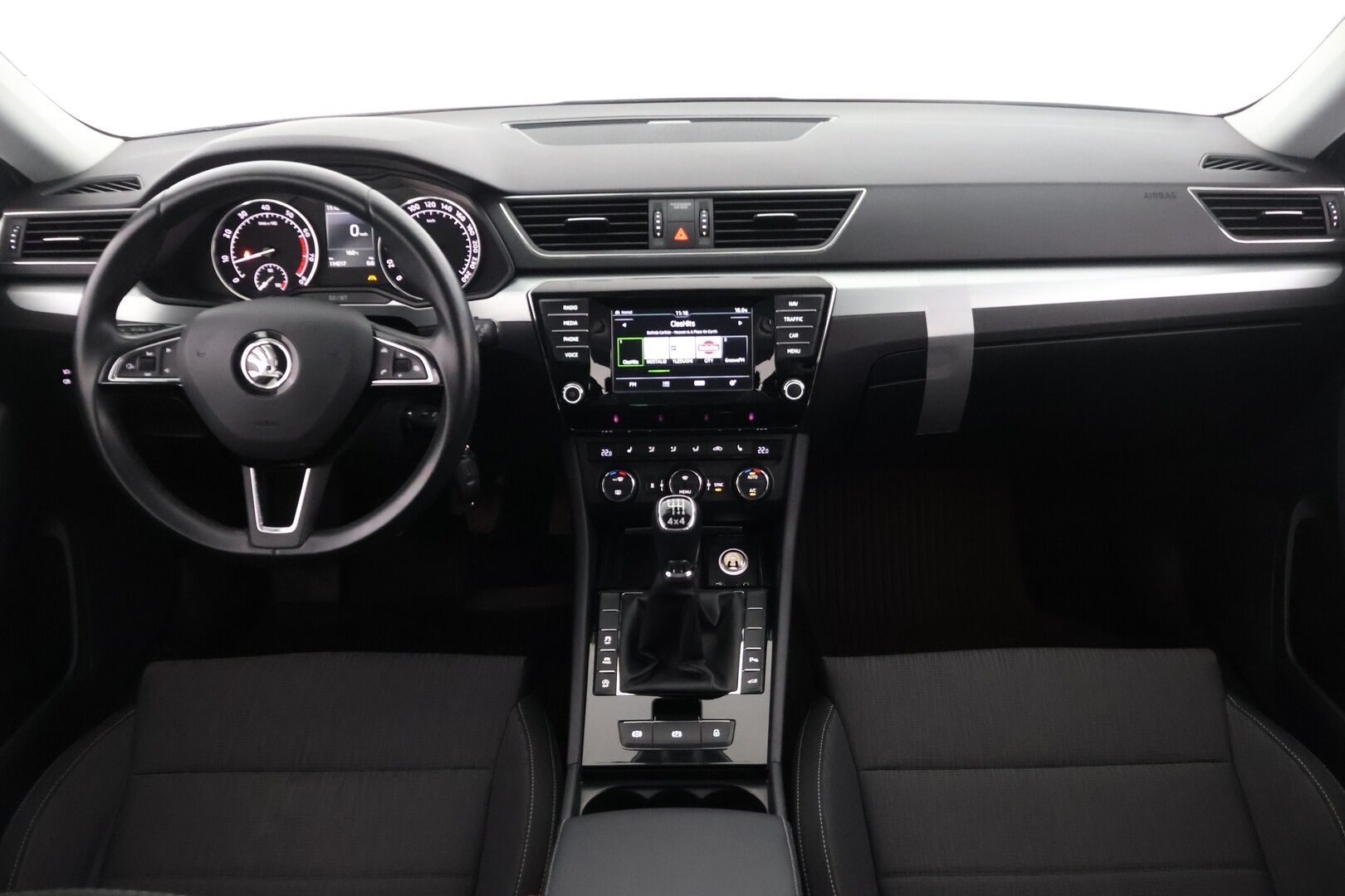 Skoda Superb 2016 Combi 1,4 TSI ACT 4x4 Ambition */ 2.om Suomi-auto / Webasto / Läm. tuulilasi / Koukku / Navi / 2x renkaat /* - Juuri saapunut / 2x renkaat