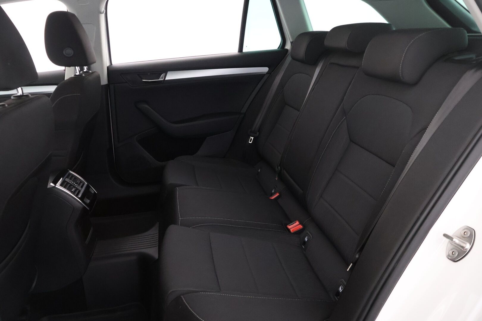 Skoda Superb 2016 Combi 1,4 TSI ACT 4x4 Ambition */ 2.om Suomi-auto / Webasto / Läm. tuulilasi / Koukku / Navi / 2x renkaat /* - Juuri saapunut / 2x renkaat