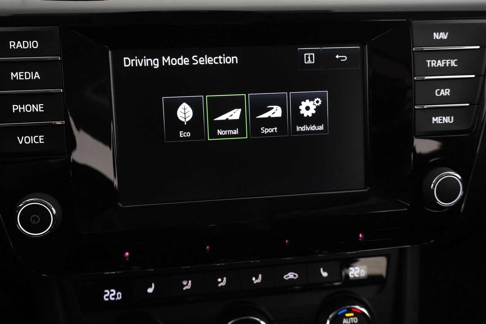 Skoda Superb 2016 Combi 1,4 TSI ACT 4x4 Ambition */ 2.om Suomi-auto / Webasto / Läm. tuulilasi / Koukku / Navi / 2x renkaat /* - Juuri saapunut / 2x renkaat