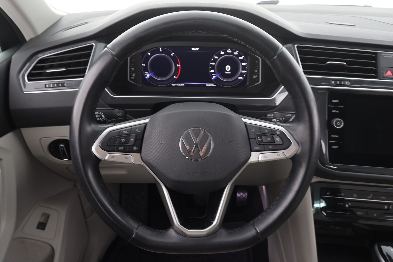 Volkswagen Tiguan 2023 2,0 TDI SCR 110 kW 4MOTION DSG-automaatti * Webasto / Adapt.Vakkari / IQ Light / Vetokoukku / Peruutuskamera / Digimittari - 1OM Suomiauto / ALV / Supervarusteet / Juuri tullut Tampereelle!