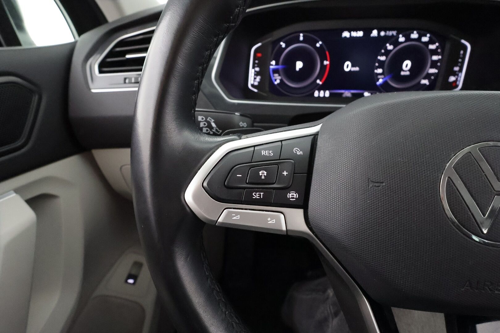 Volkswagen Tiguan 2023 2,0 TDI SCR 110 kW 4MOTION DSG-automaatti * Webasto / Adapt.Vakkari / IQ Light / Vetokoukku / Peruutuskamera / Digimittari - 1OM Suomiauto / ALV / Supervarusteet / Juuri tullut Tampereelle!