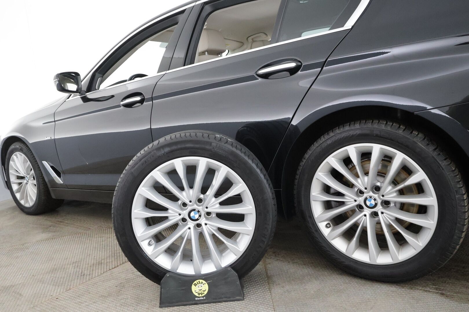 BMW 520 2017 G30 Sedan 520d A xDrive Business * Webasto / Adapt.Vakkari / Vetokoukku / Harman&Kardon / Peruutuskamera / Comfort Penkit Muistilla - Adapt.LED / Suomiauto / SUPERVARUSTEET! - HULLUT AVAJAISHULINAT KORKOTARJOUS 3,29 %