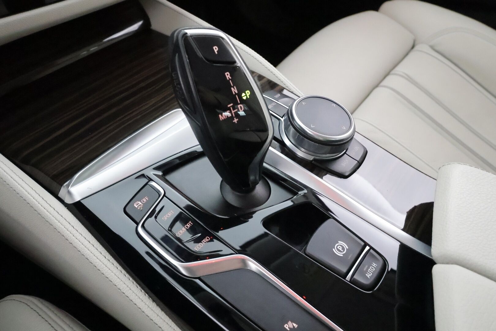 BMW 520 2017 G30 Sedan 520d A xDrive Business * Webasto / Adapt.Vakkari / Vetokoukku / Harman&Kardon / Peruutuskamera / Comfort Penkit Muistilla - Adapt.LED / Suomiauto / SUPERVARUSTEET! - HULLUT AVAJAISHULINAT KORKOTARJOUS 3,29 %