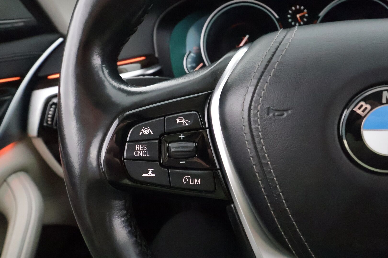 BMW 520 2017 G30 Sedan 520d A xDrive Business * Webasto / Adapt.Vakkari / Vetokoukku / Harman&Kardon / Peruutuskamera / Comfort Penkit Muistilla - Adapt.LED / Suomiauto / SUPERVARUSTEET! - HULLUT AVAJAISHULINAT KORKOTARJOUS 3,29 %