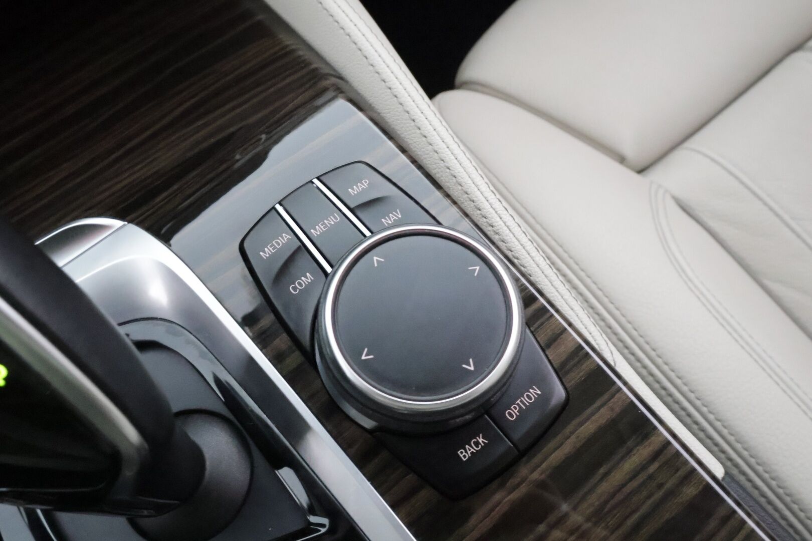 BMW 520 2017 G30 Sedan 520d A xDrive Business * Webasto / Adapt.Vakkari / Vetokoukku / Harman&Kardon / Peruutuskamera / Comfort Penkit Muistilla - Adapt.LED / Suomiauto / SUPERVARUSTEET! - HULLUT AVAJAISHULINAT KORKOTARJOUS 3,29 %