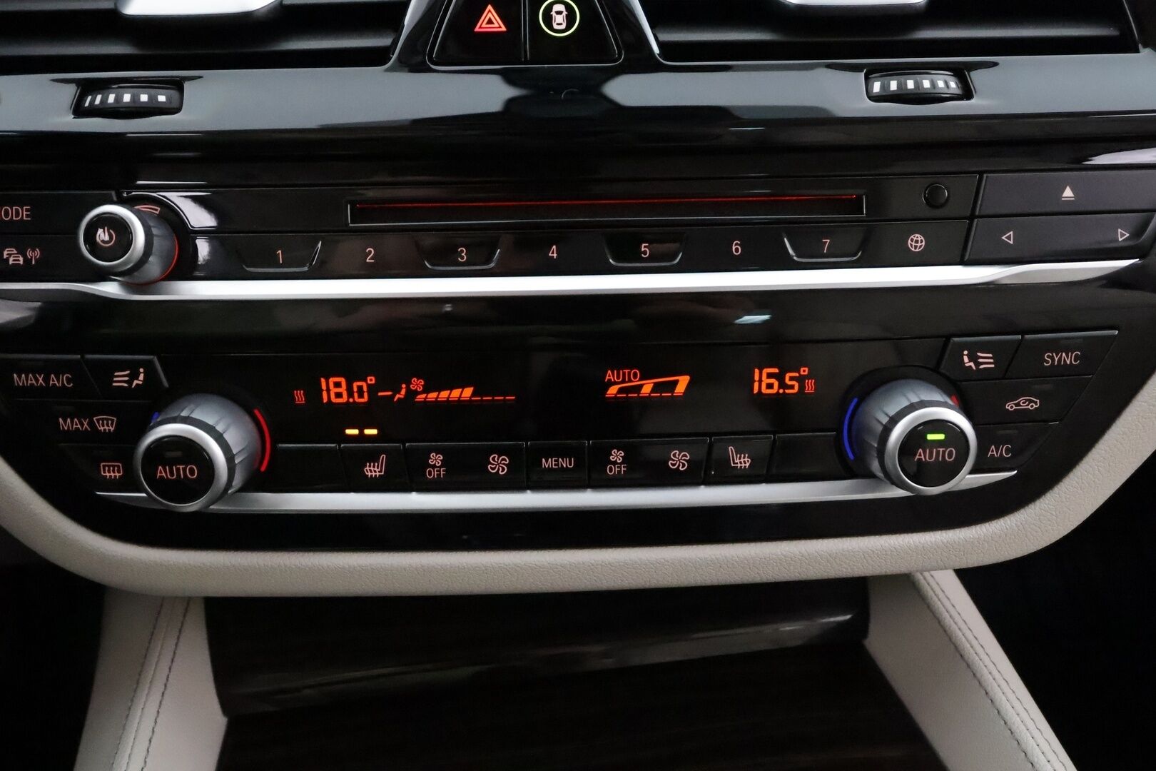 BMW 520 2017 G30 Sedan 520d A xDrive Business * Webasto / Adapt.Vakkari / Vetokoukku / Harman&Kardon / Peruutuskamera / Comfort Penkit Muistilla - Adapt.LED / Suomiauto / SUPERVARUSTEET! - HULLUT AVAJAISHULINAT KORKOTARJOUS 3,29 %