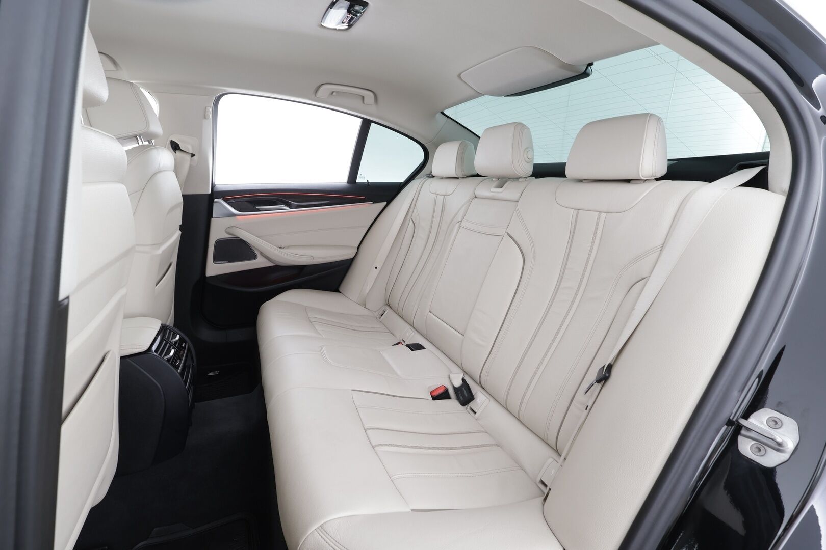 BMW 520 2017 G30 Sedan 520d A xDrive Business * Webasto / Adapt.Vakkari / Vetokoukku / Harman&Kardon / Peruutuskamera / Comfort Penkit Muistilla - Adapt.LED / Suomiauto / SUPERVARUSTEET! - HULLUT AVAJAISHULINAT KORKOTARJOUS 3,29 %