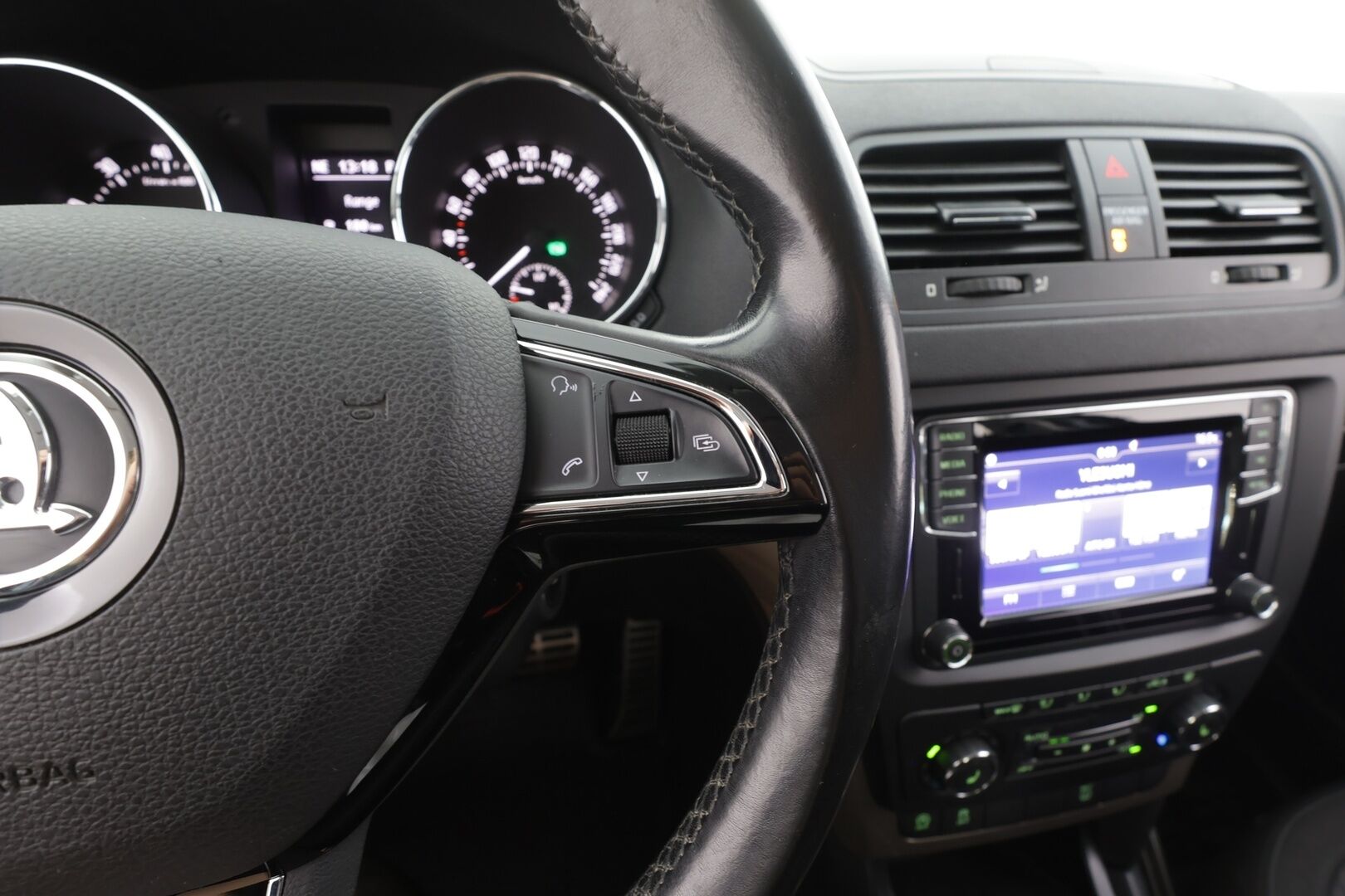 Skoda Yeti 2017 1,2 TSI Style DSG Autom. - | Facelift | Koukku | Navi | P.kamera | Keyless | Vakkari | Lohko + sisälämmitin | Apple & Android | Aut. Ilm. | 2x renkaat aluin | 