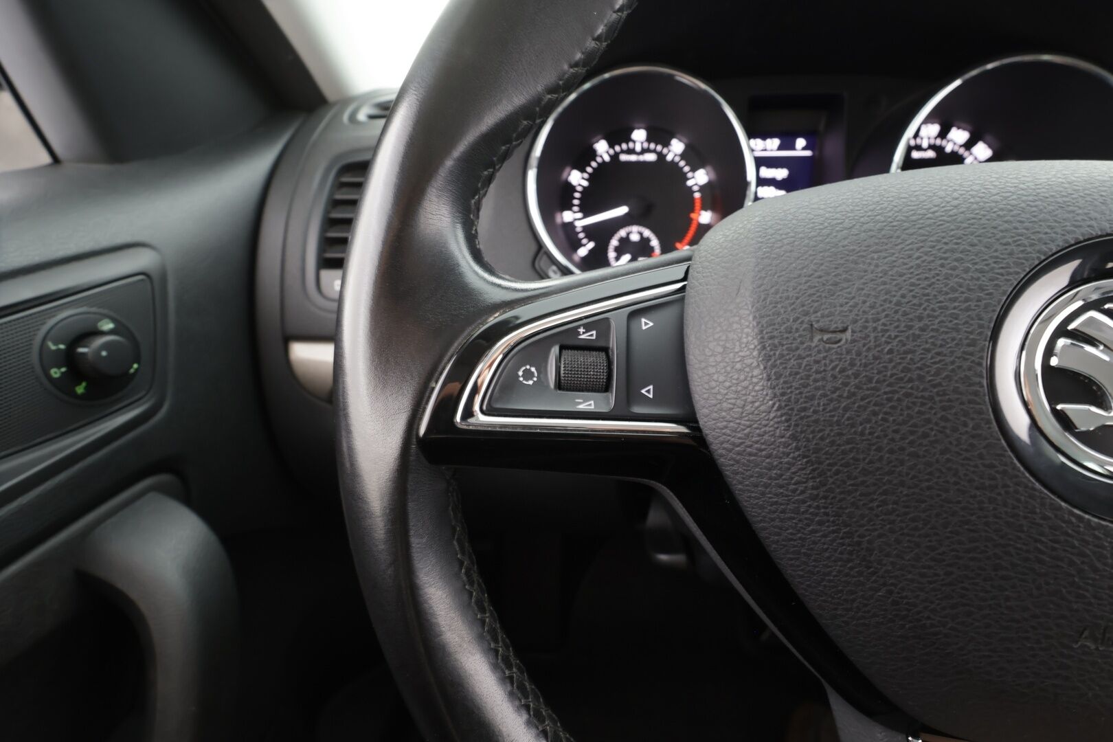Skoda Yeti 2017 1,2 TSI Style DSG Autom. - | Facelift | Koukku | Navi | P.kamera | Keyless | Vakkari | Lohko + sisälämmitin | Apple & Android | Aut. Ilm. | 2x renkaat aluin | 
