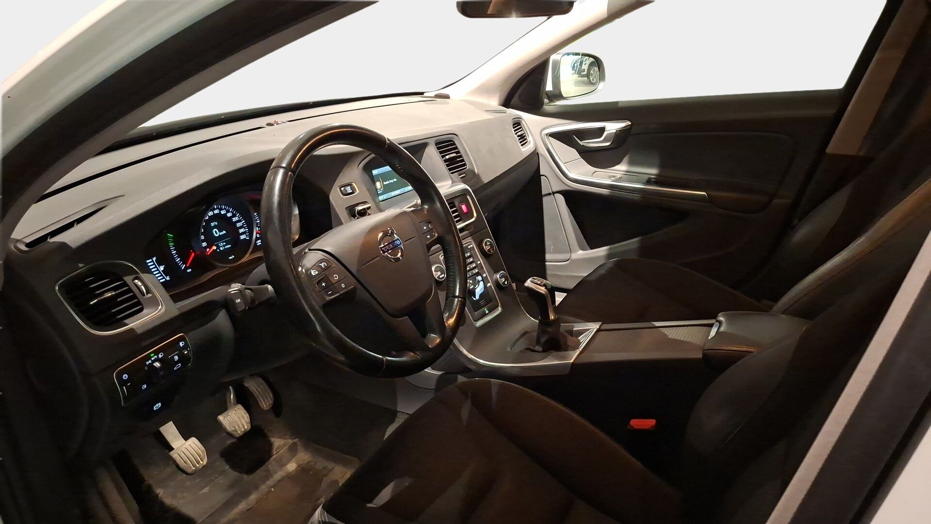 Volvo S60 2017 T3 Kinetic *Webasto / Koukku / Vakkari / Puolinahat* - 1 omisteinen suomi auto merkkiliikkeen huoltokirjalla / Volvon omalla bensa moottorilla! 