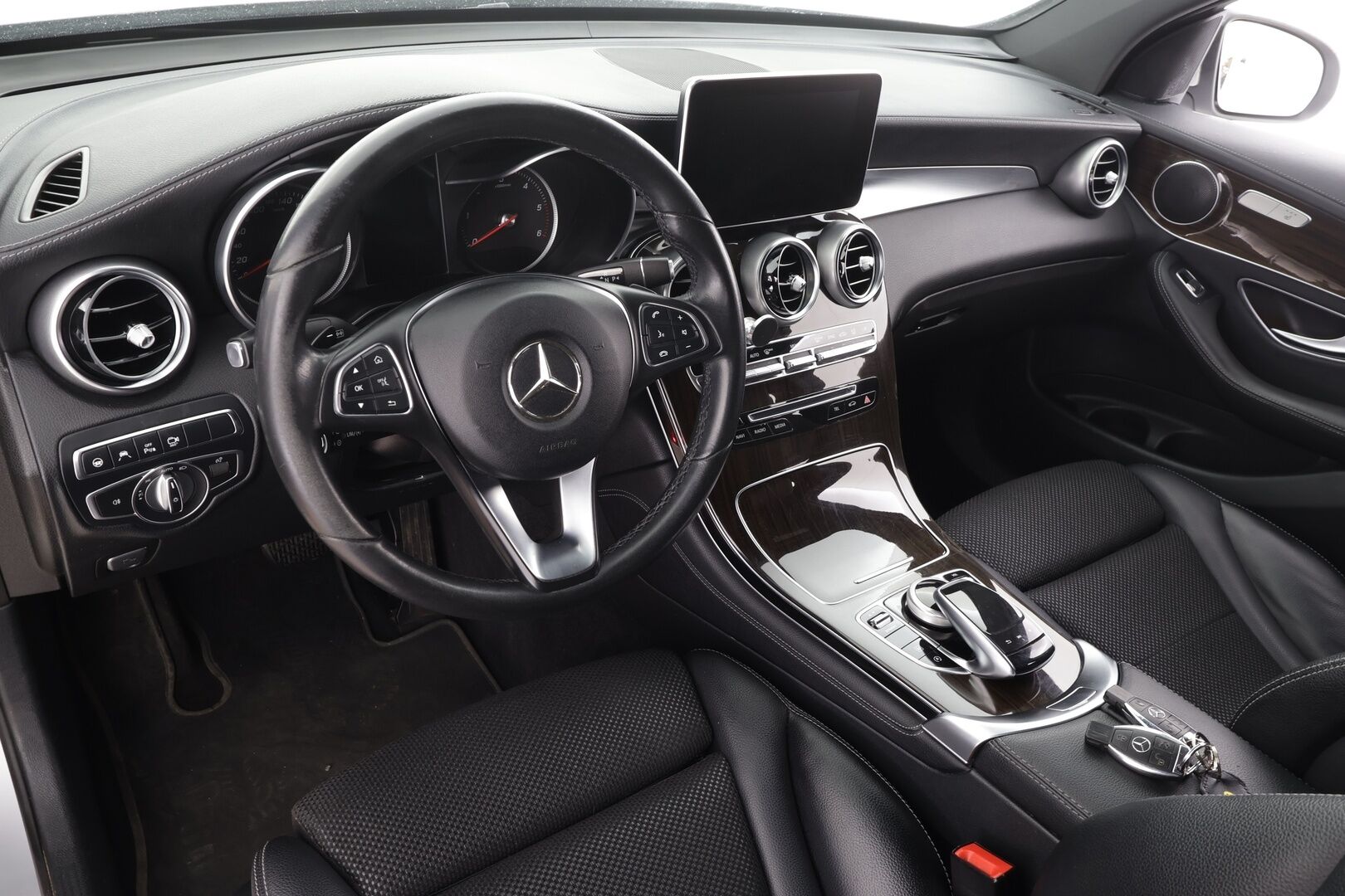 Mercedes-Benz GLC 2017 220 d Coupé 4Matic A Premium Business AMG * Distronic+ / ILS-LED / 360° / Sportpenkit / Navi / Kaistavahti * - Suomi-auto - HULLUT BLACKWEEK JATKOT - KORKOTARJOUS 2,49%