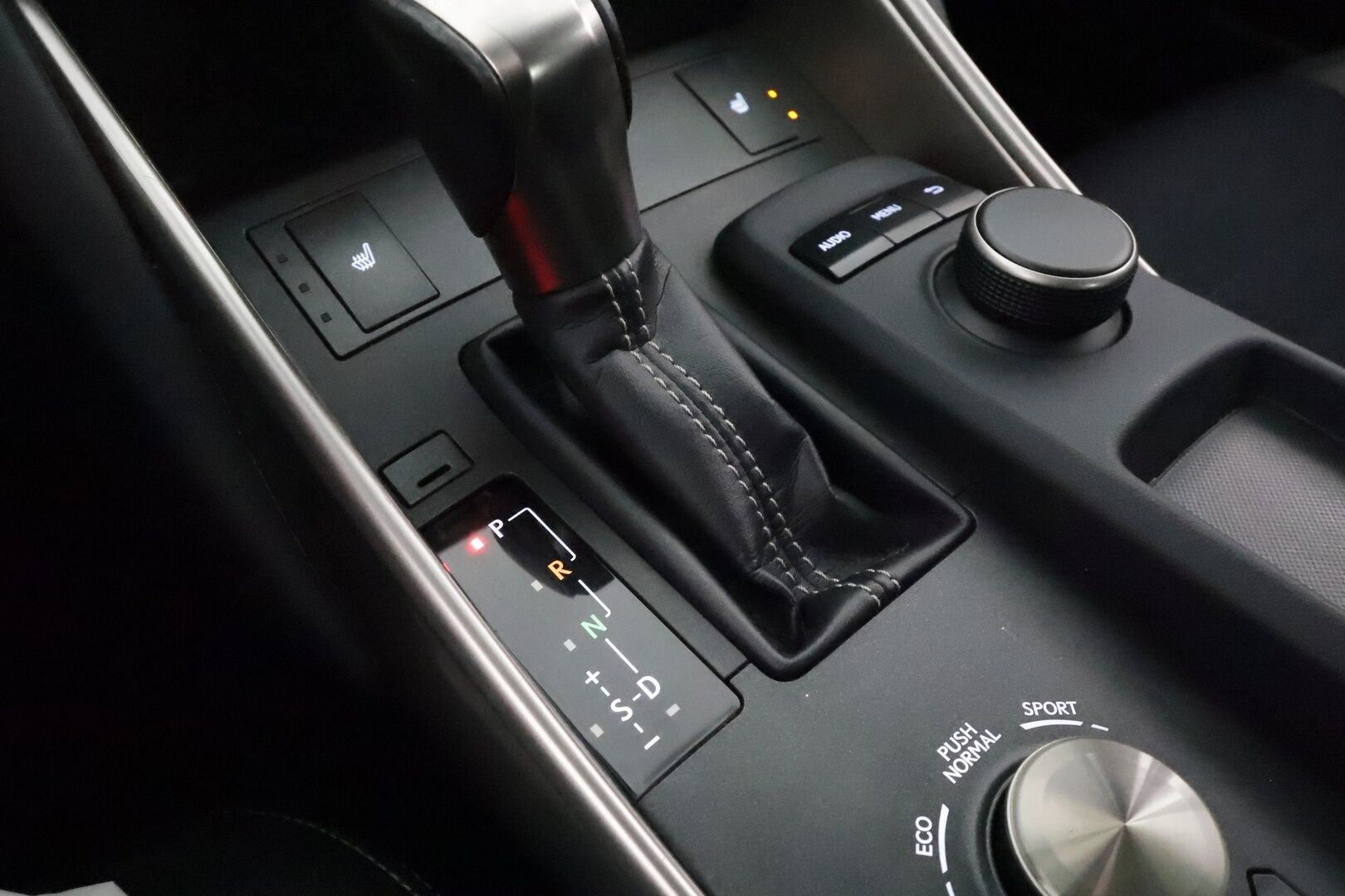 Lexus IS 2017 300h Hybrid A Comfort **Merkkihuollettu Suomi-auto / LED-valot / Lohkolämmitin / Vakkari / AC / 2x Renkaat**