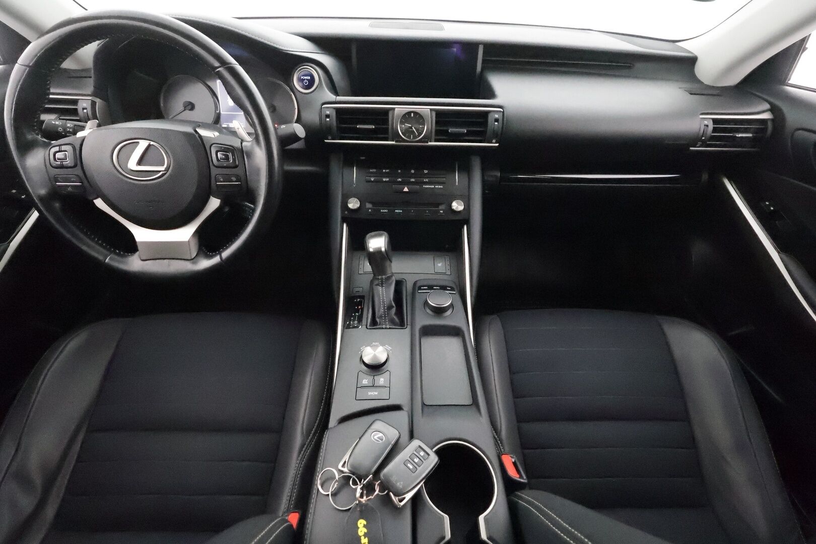 Lexus IS 2017 300h Hybrid A Comfort **Merkkihuollettu Suomi-auto / LED-valot / Lohkolämmitin / Vakkari / AC / 2x Renkaat**