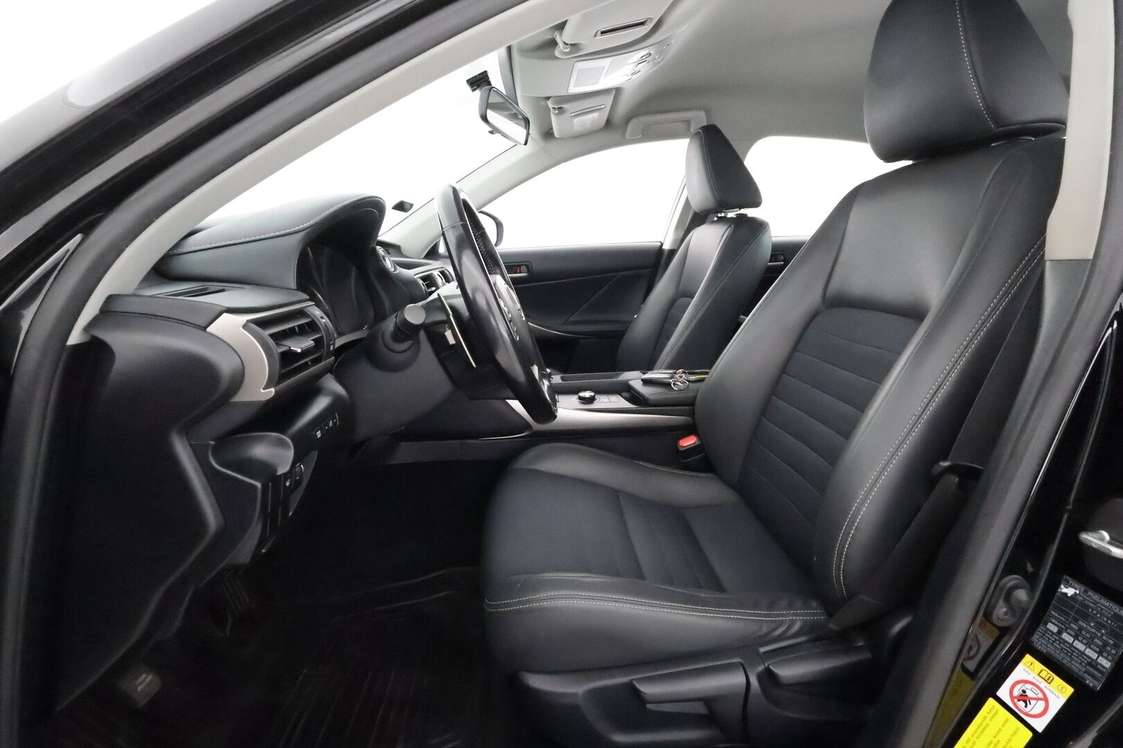 Lexus IS 2017 300h Hybrid A Comfort **Merkkihuollettu Suomi-auto / LED-valot / Lohkolämmitin / Vakkari / AC / 2x Renkaat**