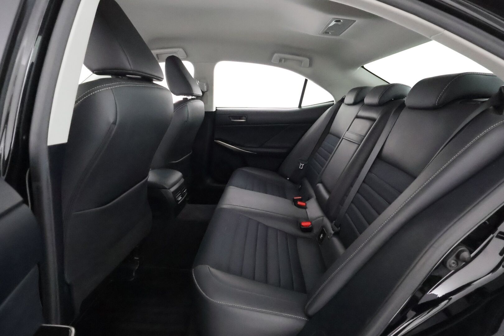 Lexus IS 2017 300h Hybrid A Comfort **Merkkihuollettu Suomi-auto / LED-valot / Lohkolämmitin / Vakkari / AC / 2x Renkaat**