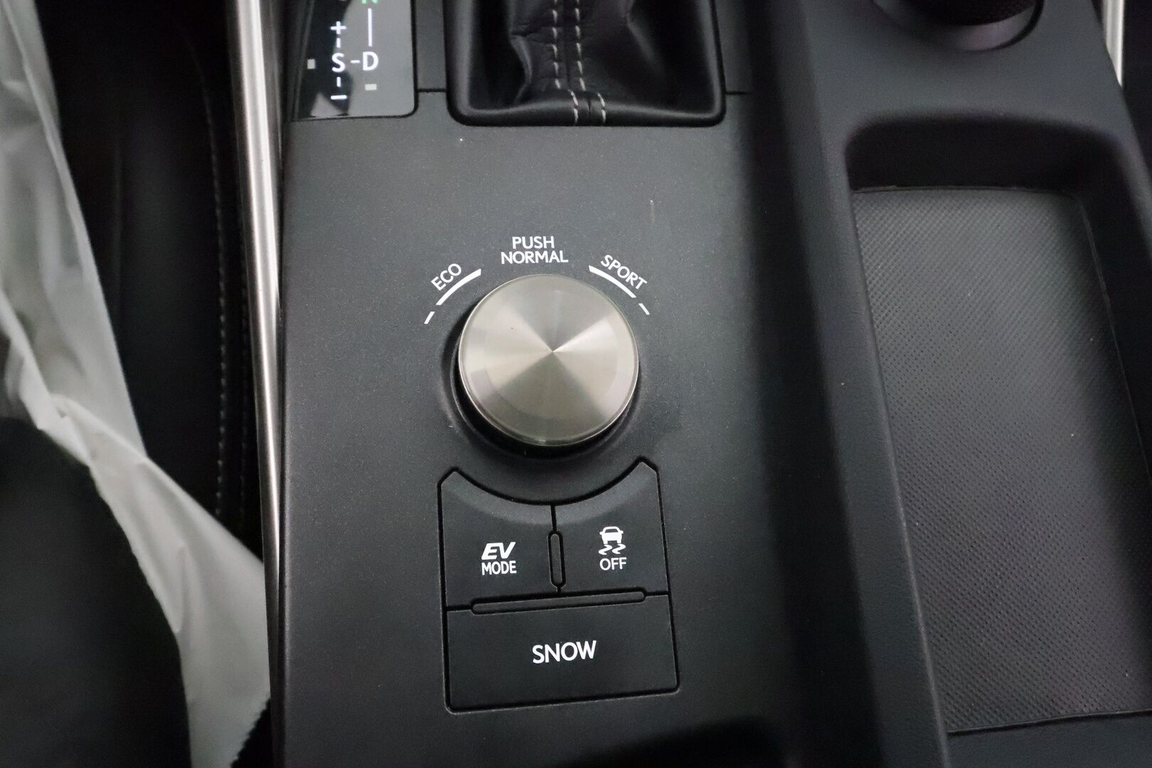 Lexus IS 2017 300h Hybrid A Comfort **Merkkihuollettu Suomi-auto / LED-valot / Lohkolämmitin / Vakkari / AC / 2x Renkaat**