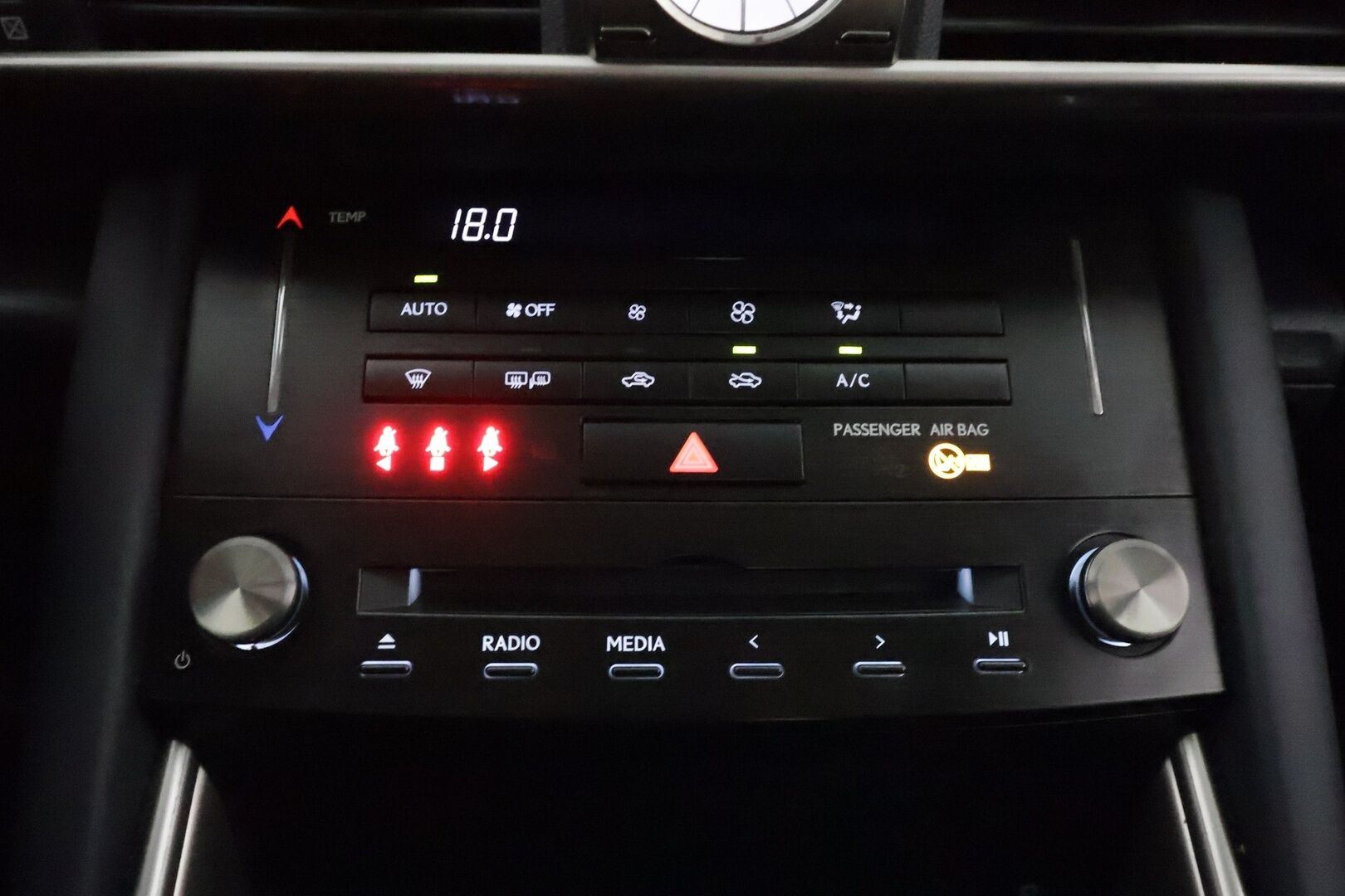 Lexus IS 2017 300h Hybrid A Comfort **Merkkihuollettu Suomi-auto / LED-valot / Lohkolämmitin / Vakkari / AC / 2x Renkaat**