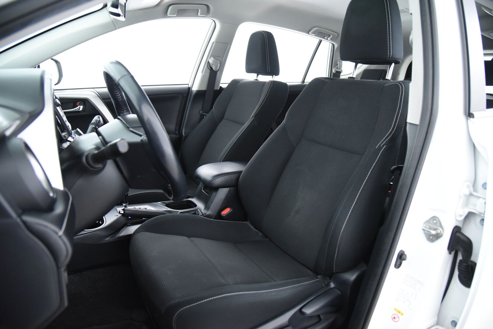 Toyota RAV4 2017 2,5 Hybrid FWD Active / ACC / Vetokoukku / Lohkolämmitin / Sähk. takaluukku - Merkkiliikkeen huoltohistorialla / Suomi-auto / Läm. tuulilasi