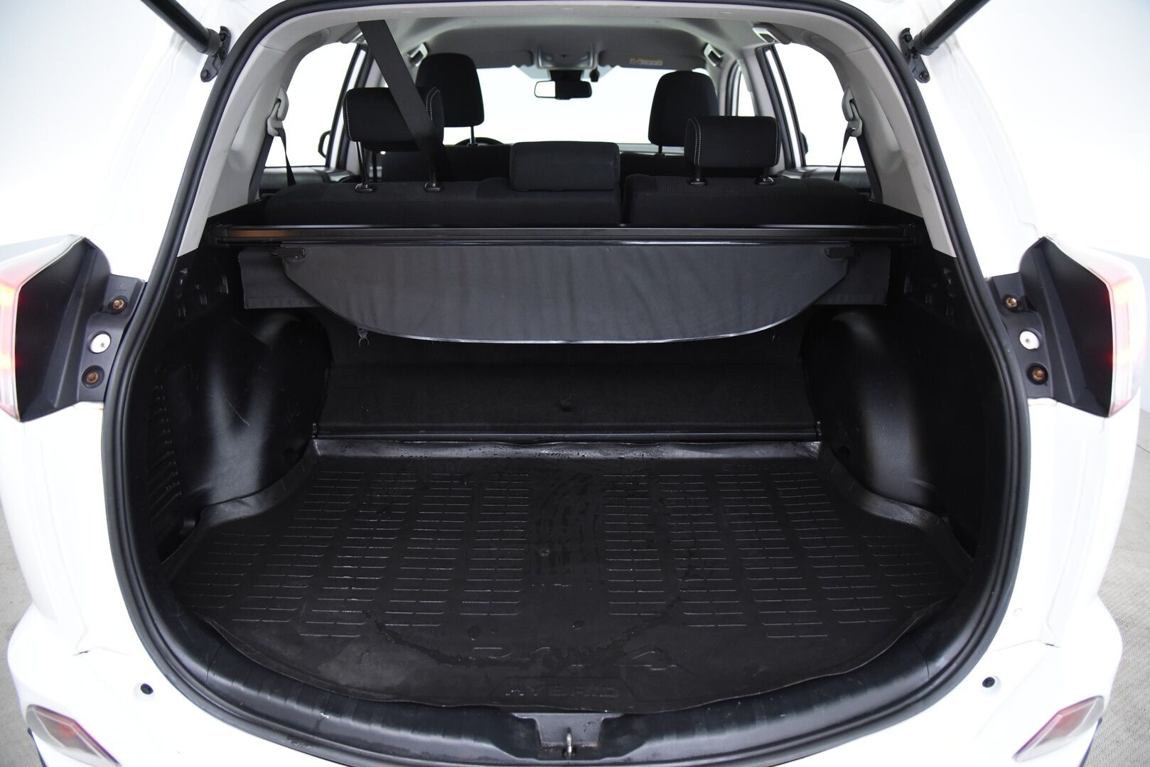 Toyota RAV4 2017 2,5 Hybrid FWD Active / ACC / Vetokoukku / Lohkolämmitin / Sähk. takaluukku - Merkkiliikkeen huoltohistorialla / Suomi-auto / Läm. tuulilasi