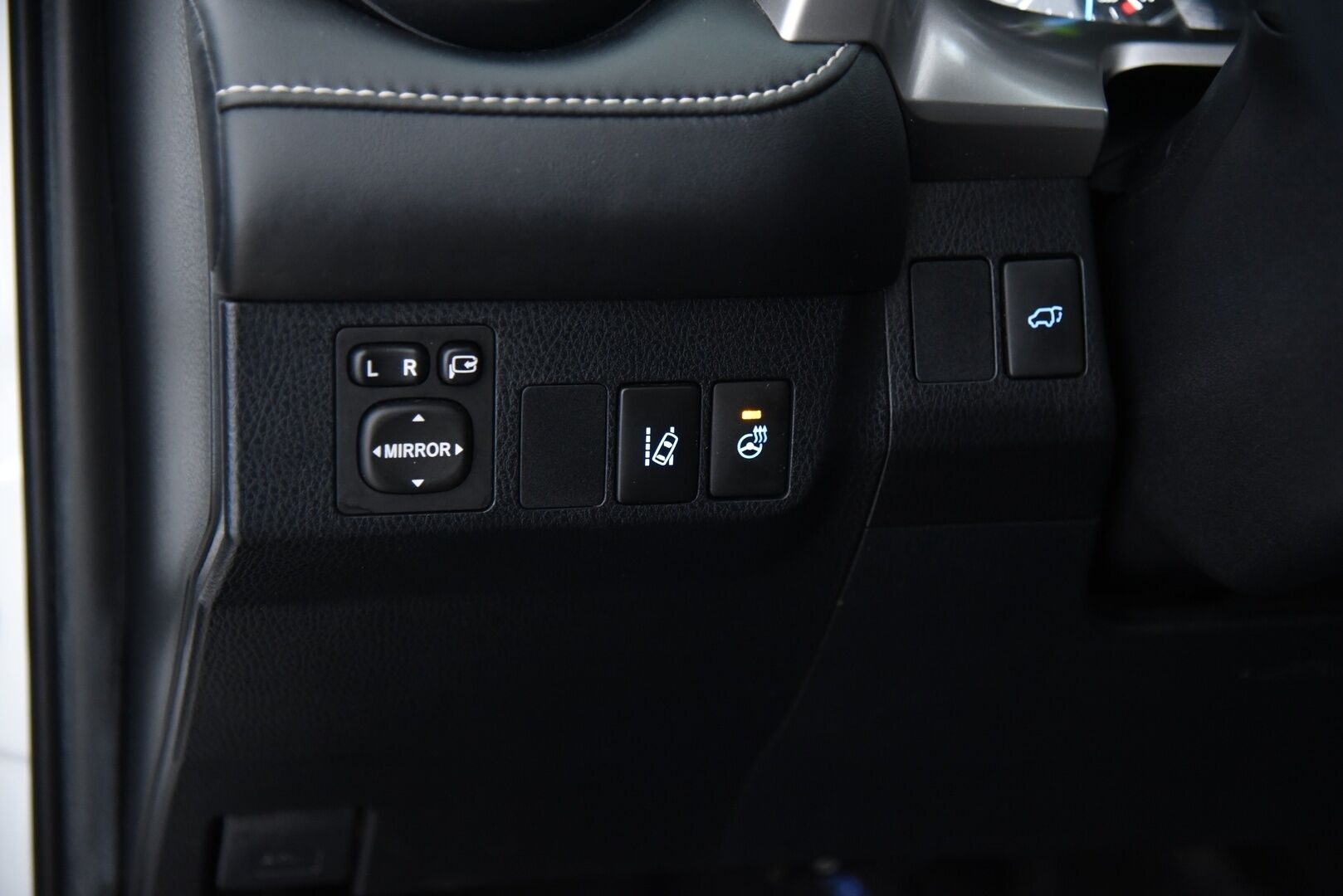 Toyota RAV4 2017 2,5 Hybrid FWD Active / ACC / Vetokoukku / Lohkolämmitin / Sähk. takaluukku - Merkkiliikkeen huoltohistorialla / Suomi-auto / Läm. tuulilasi