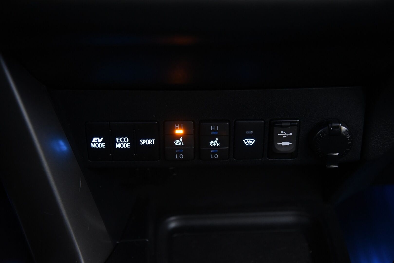 Toyota RAV4 2017 2,5 Hybrid FWD Active / ACC / Vetokoukku / Lohkolämmitin / Sähk. takaluukku - Merkkiliikkeen huoltohistorialla / Suomi-auto / Läm. tuulilasi