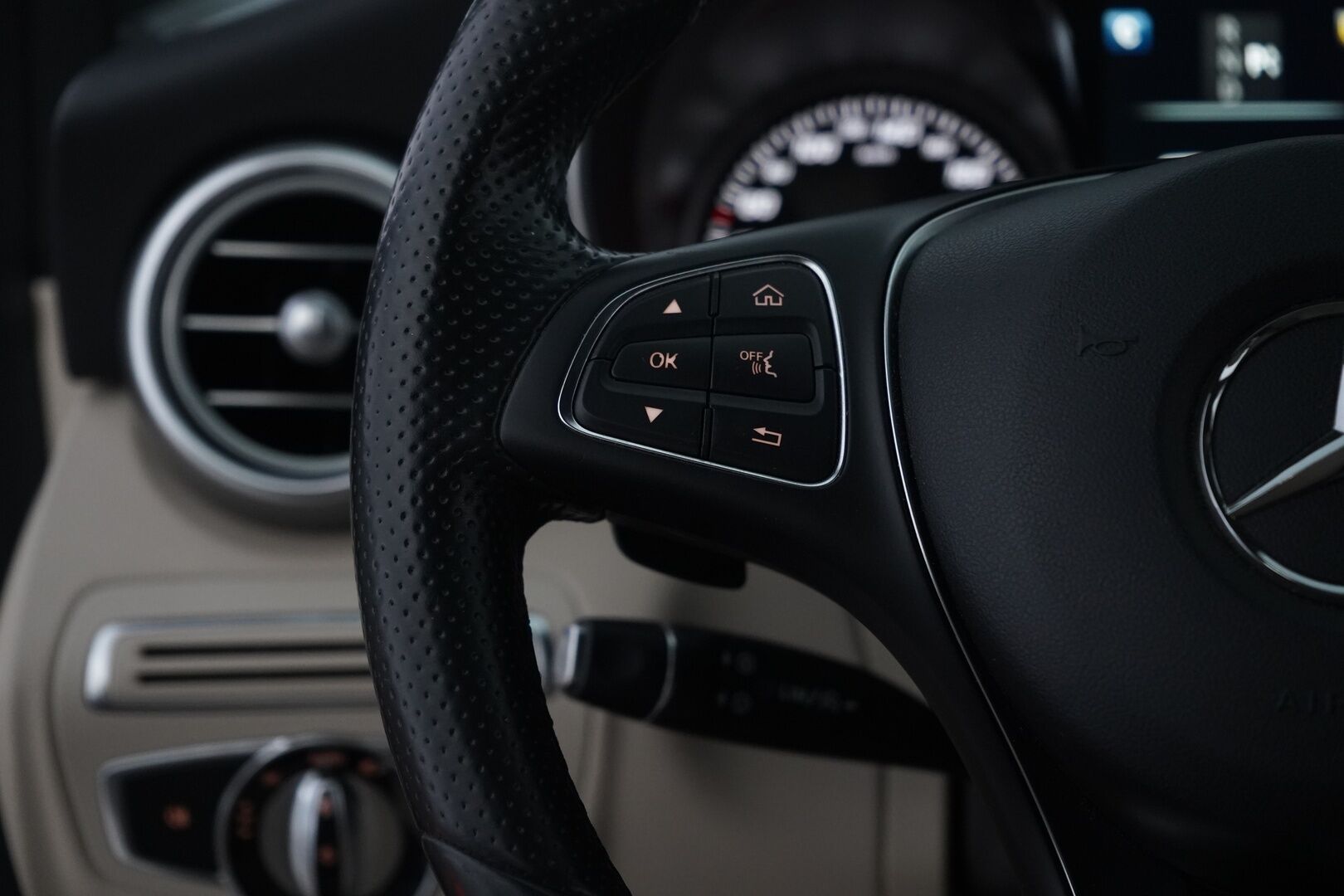 Mercedes-Benz C 2015 200 A Premium Business  *Vakkari / ILS / Nahat / Tutkat* - Suomi-auto / Kahdet alumiinivanteet / Myydään juuri huollettuna!